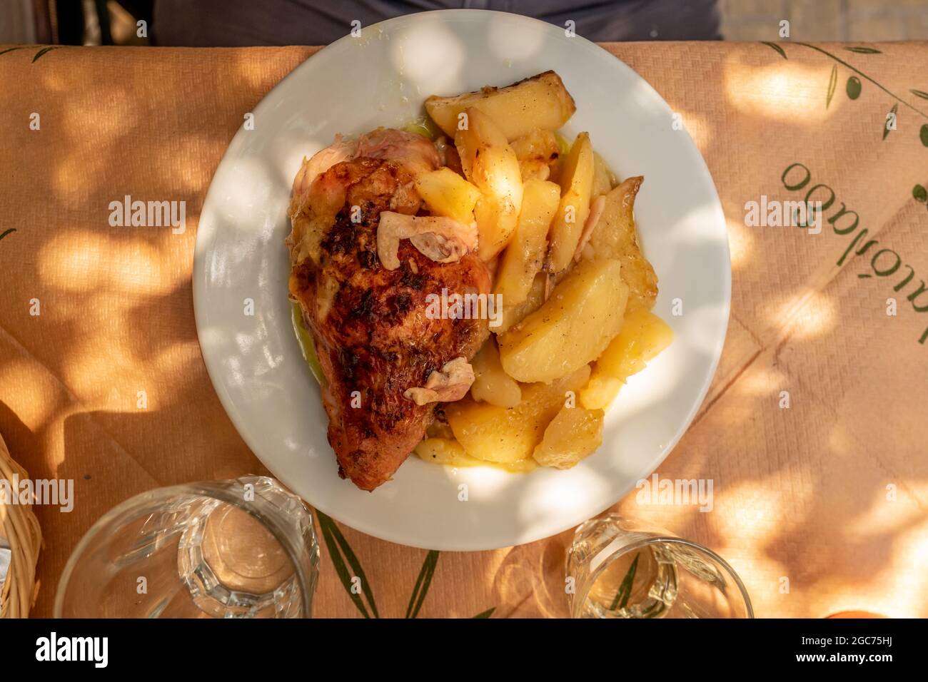Atene, 4 agosto 2021: Pasto tradizionale di pollo e patate ad Atene Foto Stock