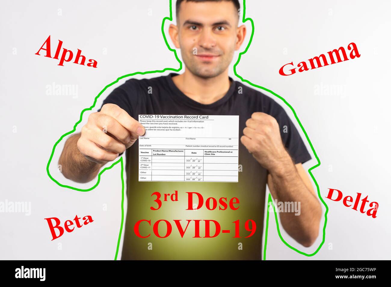 Un uomo possiede una scheda di vaccinazione per coronavirus e si sente felice con le protezioni della terza dose di vaccino covido contro le mutazioni del virus. Foto Stock