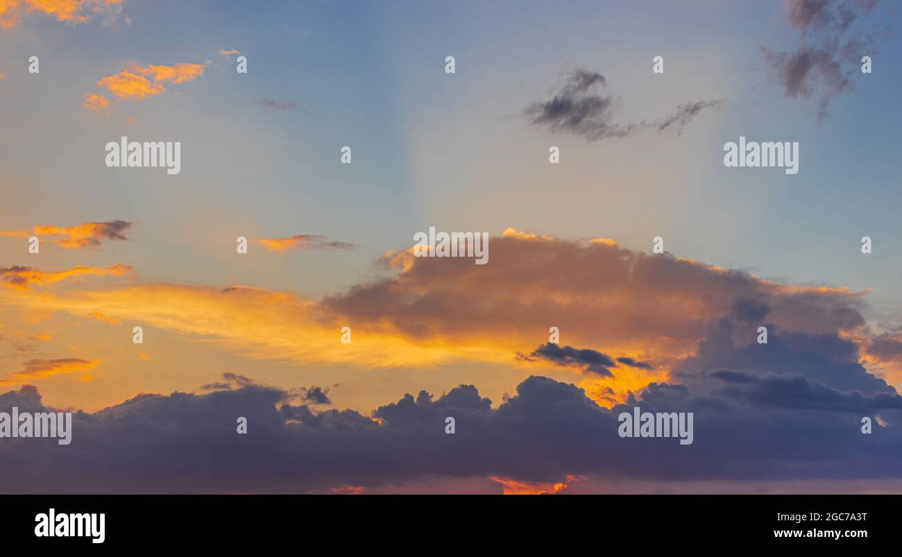 Cielo di rosso nuvoloso vibrante tramonto per strumento cielo, sfondo drammatico Foto Stock