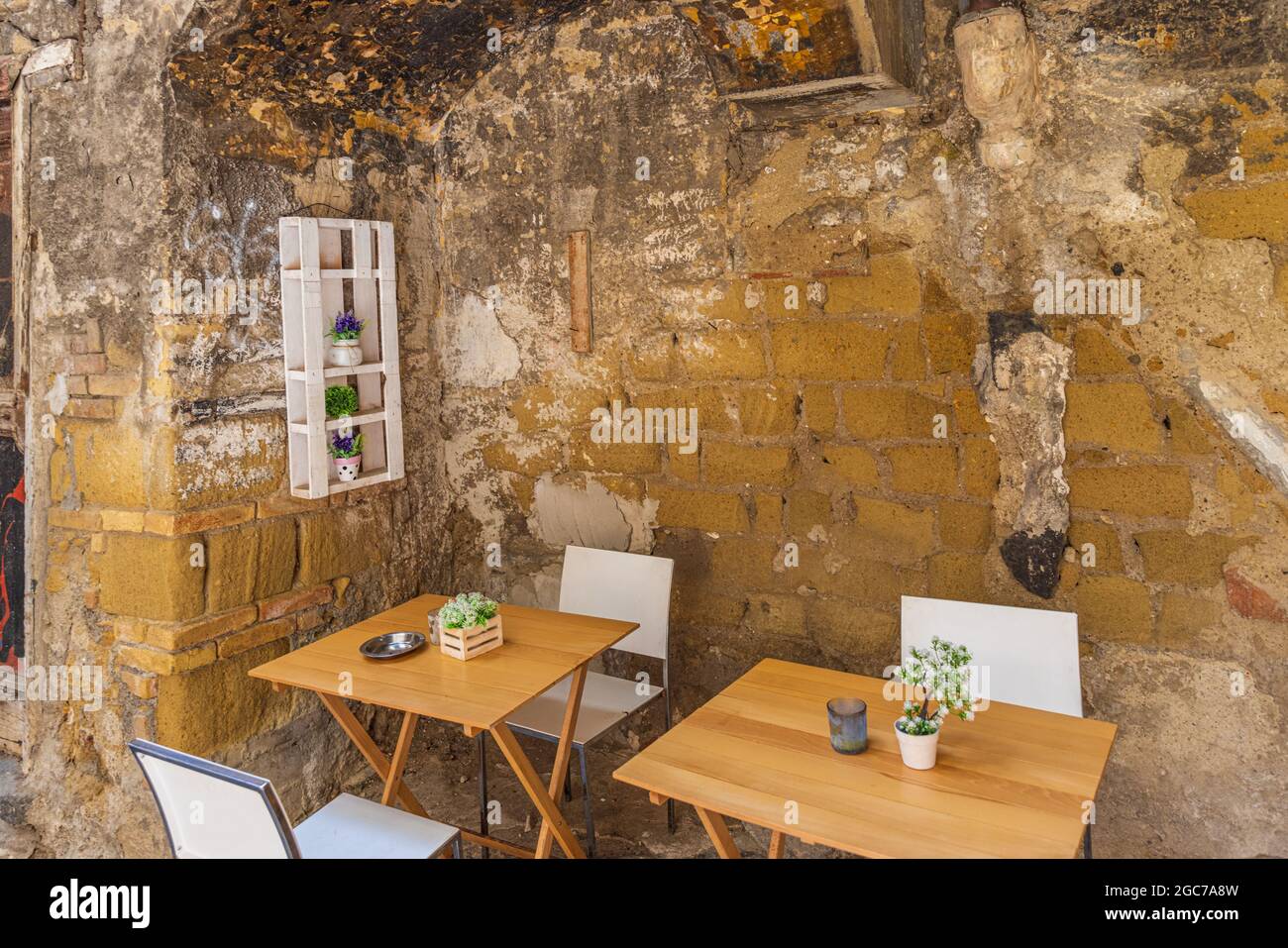 Tavoli all'aperto nel centro storico di Napoli Foto Stock