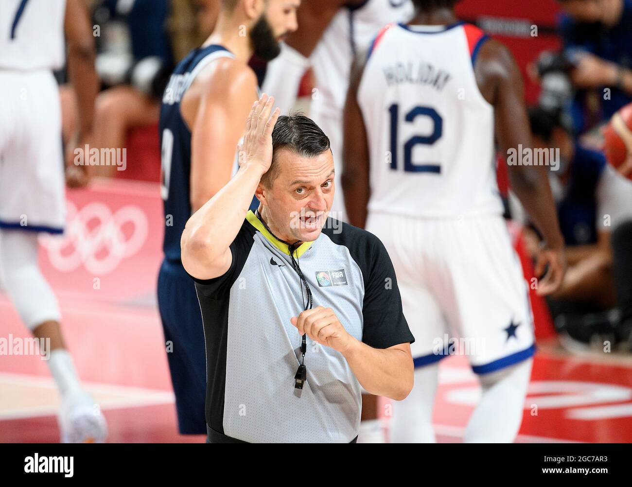 Tokyo, Giappone. 7 agosto 2021. Arbitro indica un colpo di testa, una caratteristica, una foto di simbolo, motivo di confine, Francia (fra) - Stati Uniti d'America (USA) 82:87, basket, finale maschile, finale maschile di basket, il 07.08.2021 Olimpiadi estive 2020, dal 23.07. - 08.08.2021 a Tokyo/Giappone. Credit: dpa/Alamy Live News Foto Stock