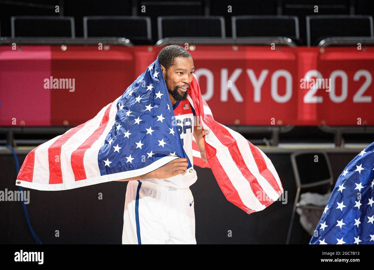 Tokyo, Giappone. 07 agosto 2021. Kevin DURANT (USA), giubilo finale, con la bandiera americana, vincitore, vincitore, campione olimpico, 1° posto, Medaglia d'oro, medaglia d'oro, campione olimpico, medaglia d'oro Francia (fra) - Stati Uniti d'America (USA) 82:87, basket, finale maschile, finale maschile di basket, su 07.08.2021 Giochi Olimpici estivi 2020, dal 23.07. - 08.08.2021 a Tokyo/Giappone. Credit: dpa/Alamy Live News Foto Stock