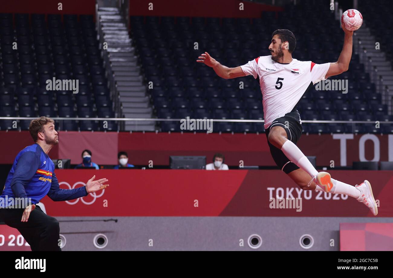 Tokyo, Giappone. 7 agosto 2021. Yahia Omar (R) dell'Egitto compete durante la medaglia di bronzo da pallamano maschile tra Spagna ed Egitto ai Giochi Olimpici di Tokyo 2020 a Tokyo, Giappone, 7 agosto 2021. Credit: Du Xiaoyi/Xinhua/Alamy Live News Foto Stock