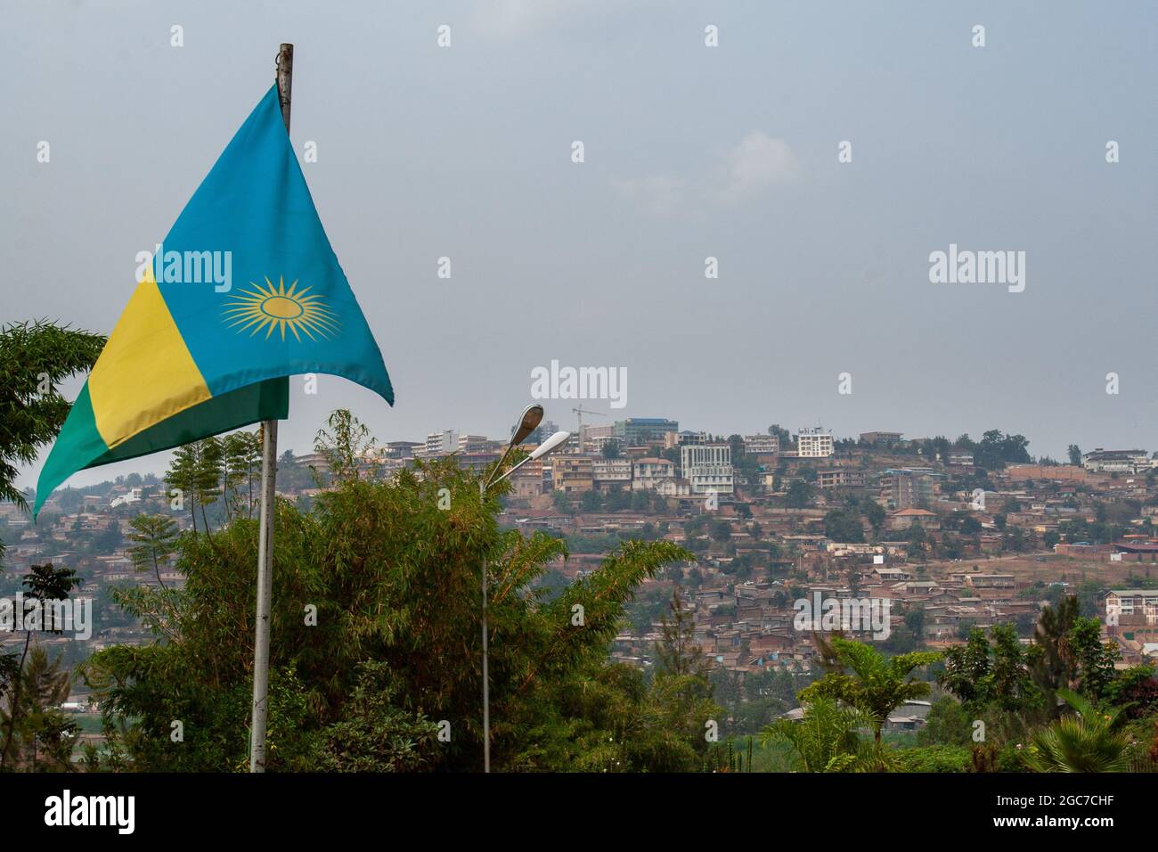 Bandiera del Ruanda che sventolava Kigali Genocide Memorial Center Ruanda Foto Stock