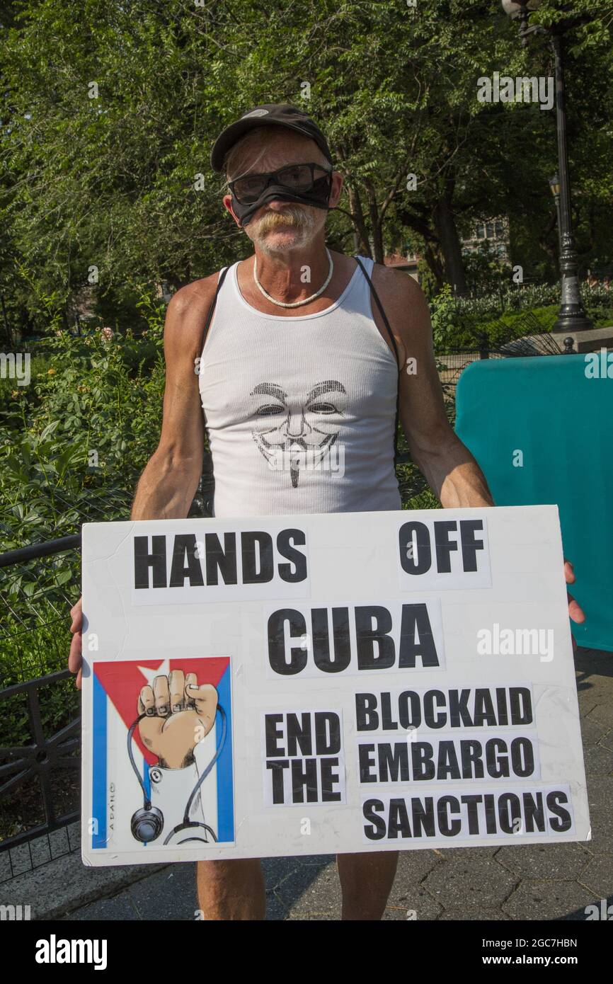 La coalizione di gruppi dimostra contro la posizione degli Stati Uniti su Cuba con il suo embargo e le sanzioni che causano grandi difficoltà al popolo cubano. Union Square, New York. Foto Stock