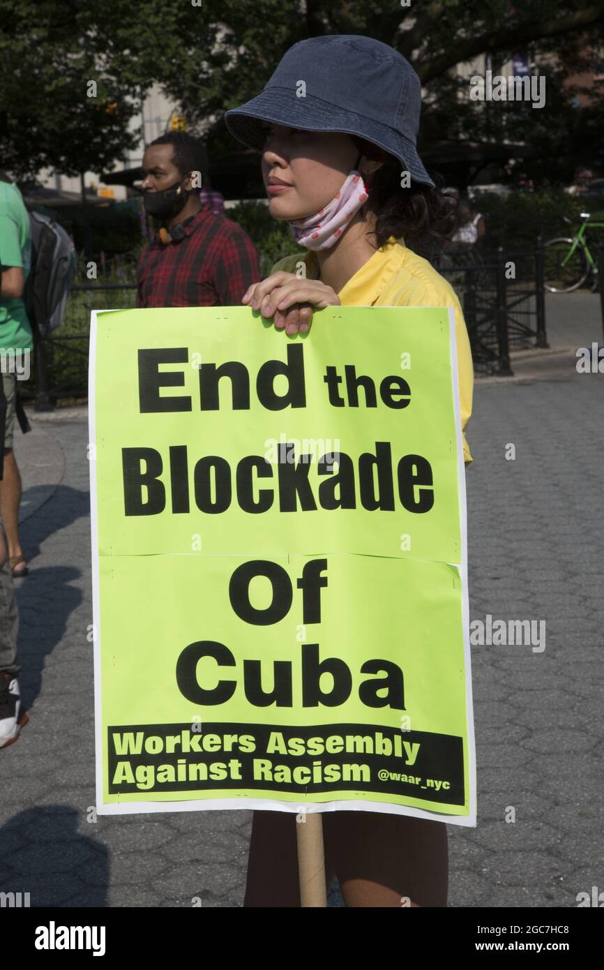 La coalizione di gruppi dimostra contro la posizione degli Stati Uniti su Cuba con il suo embargo e le sanzioni che causano grandi difficoltà al popolo cubano. Union Square, New York. Foto Stock