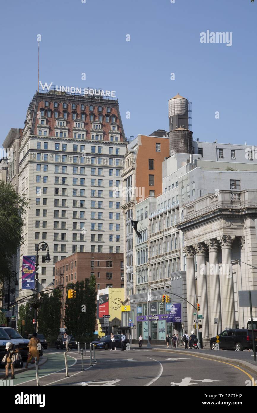 Guardando su Union Square East verso l'Union Square Hotel a New York City. Foto Stock