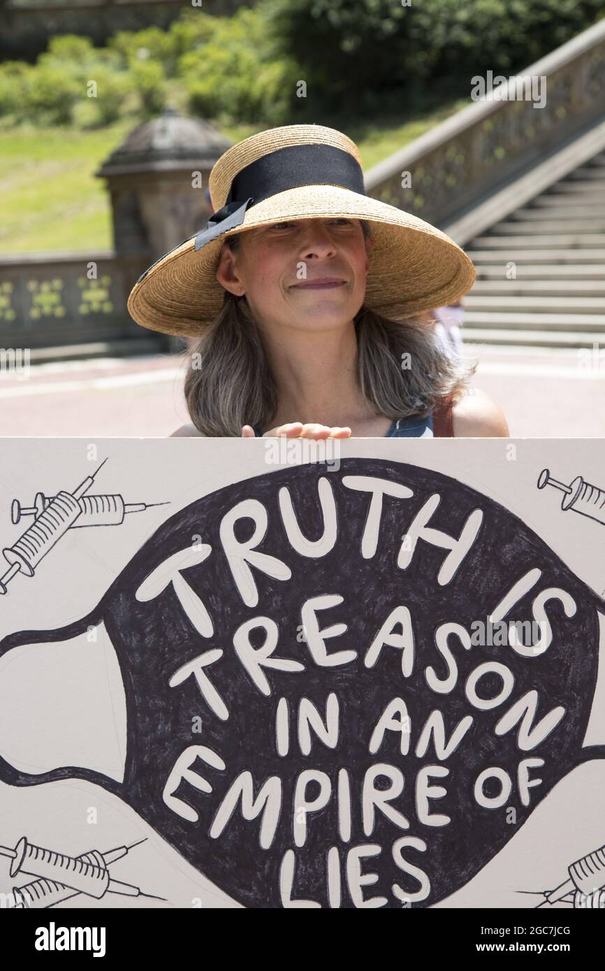 Una coalizione di gruppi di persone che manifestano e attraversano Central Park e che sentono che i nostri diritti costituzionali vengono erosi e violati con la crescente richiesta di tutti i cittadini di ricevere il vaccino Covid, la manipolazione delle statistiche e di fare in modo che i bambini indossino maschere, e censurare punti di vista divergenti sull'argomento. New York. Foto Stock