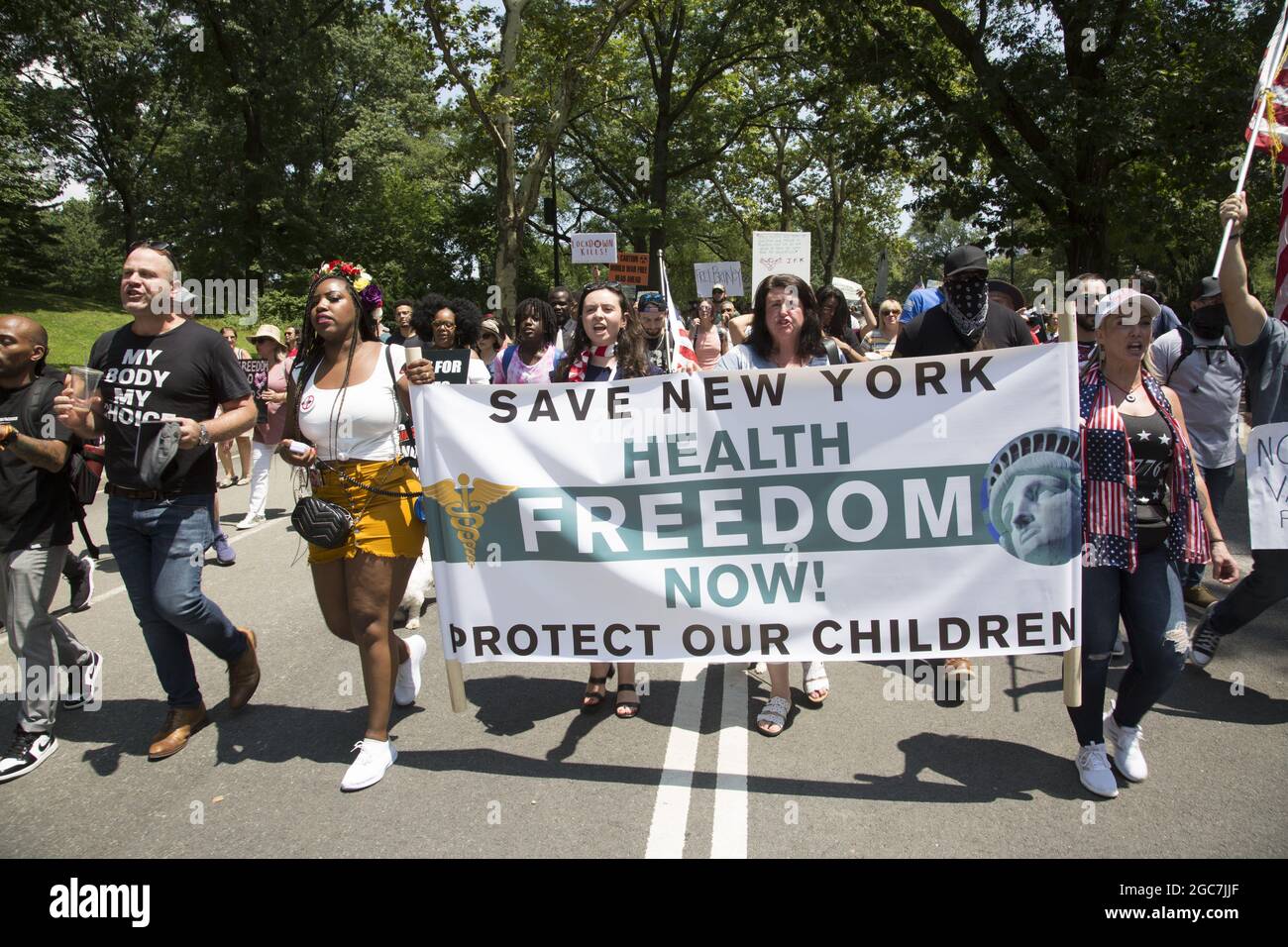 Una coalizione di gruppi di persone che manifestano e attraversano Central Park e che sentono che i nostri diritti costituzionali vengono erosi e violati con la crescente richiesta di tutti i cittadini di ricevere il vaccino Covid, la manipolazione delle statistiche e di fare in modo che i bambini indossino maschere, e censurare punti di vista divergenti sull'argomento. New York. Foto Stock