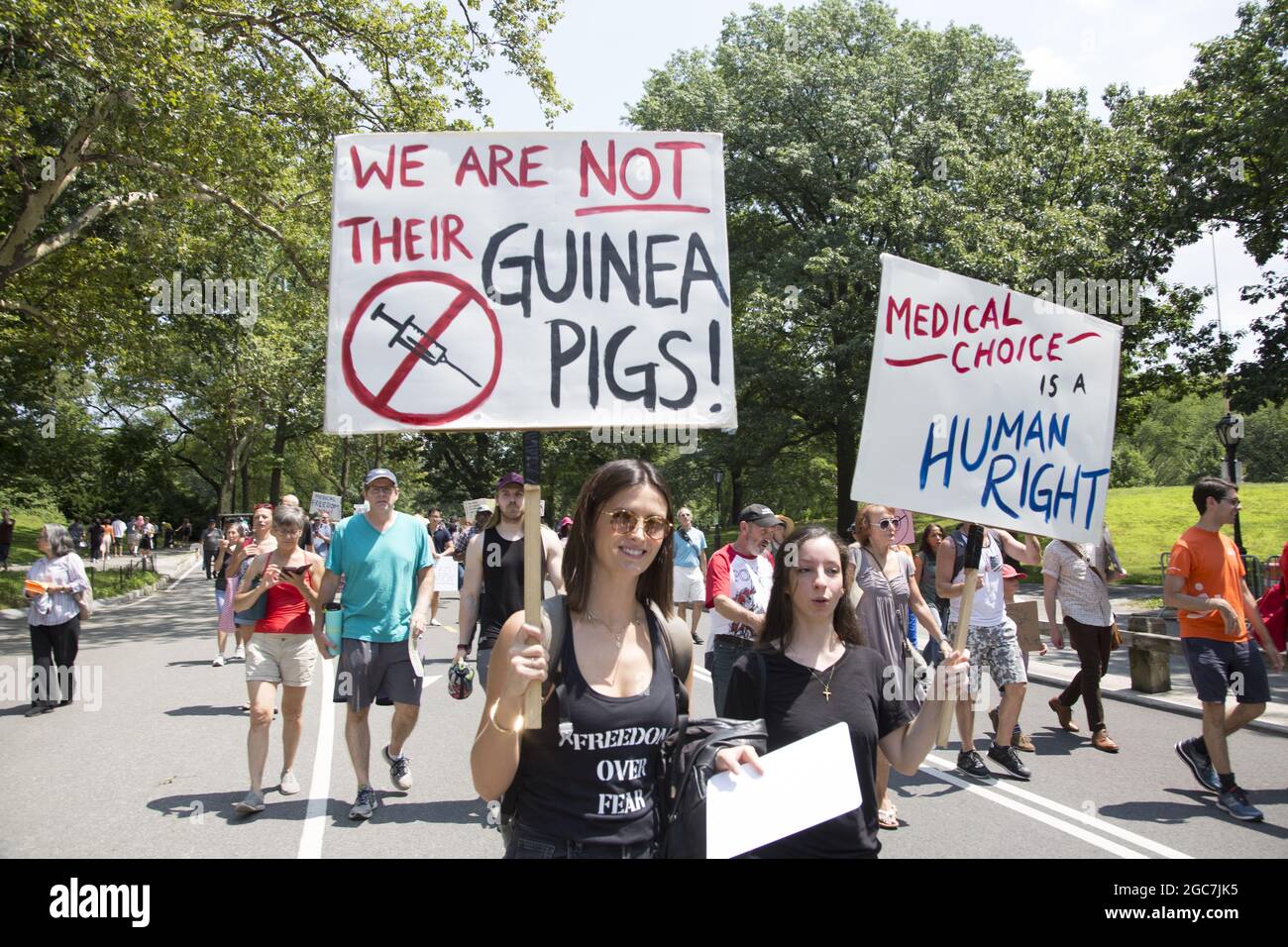 Una coalizione di gruppi di persone che manifestano e attraversano Central Park e che sentono che i nostri diritti costituzionali vengono erosi e violati con la crescente richiesta di tutti i cittadini di ricevere il vaccino Covid, la manipolazione delle statistiche e di fare in modo che i bambini indossino maschere, e censurare punti di vista divergenti sull'argomento. New York. Foto Stock