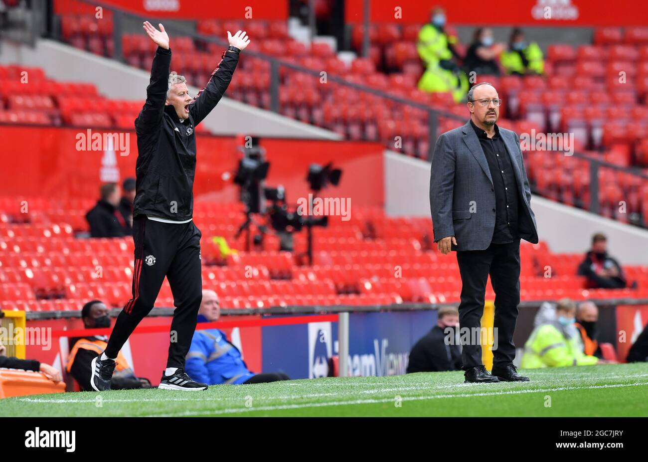 Rafael Benitez, manager di Everton (a destra), accanto al manager del Manchester United Ole Gunnar Solskjaer durante la partita di pre-stagione a Old Trafford, Manchester. Data immagine: Sabato 7 agosto 2021. Foto Stock