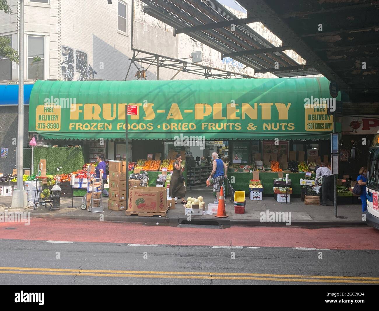 Mercato urbano sotto i binari sopraelevati della metropolitana alla Kings Highway a Brooklyn, New York. Foto Stock