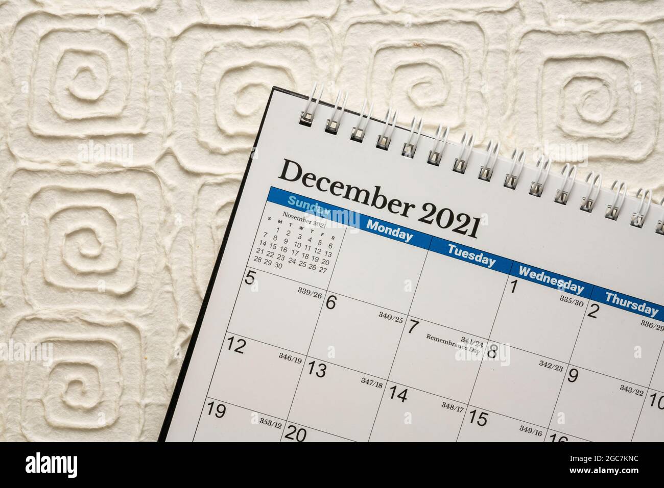 Dicembre 2021 - calendario dei desktop a spirale contro il concetto di carta, tempo e business bianco fatto a mano Foto Stock