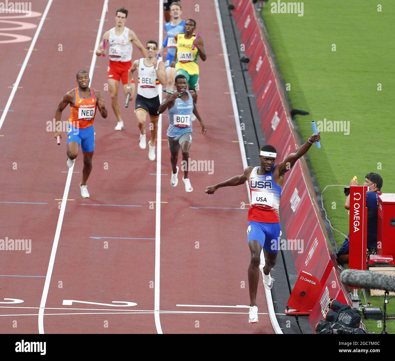 Tokyo, Giappone. 07 agosto 2021. Paesi Bassi (L) 2:57.18, secondo, Stati Uniti (R), 2:55.70, primo, E Botswana, (C) 2:57.27, terzo reagisce nella finale maschile 4 X 400m allo Stadio Olimpico durante le Olimpiadi estive 2020 a Tokyo, Giappone, sabato 7 agosto 2021. Foto di Bob strong/UPI Credit: UPI/Alamy Live News Foto Stock