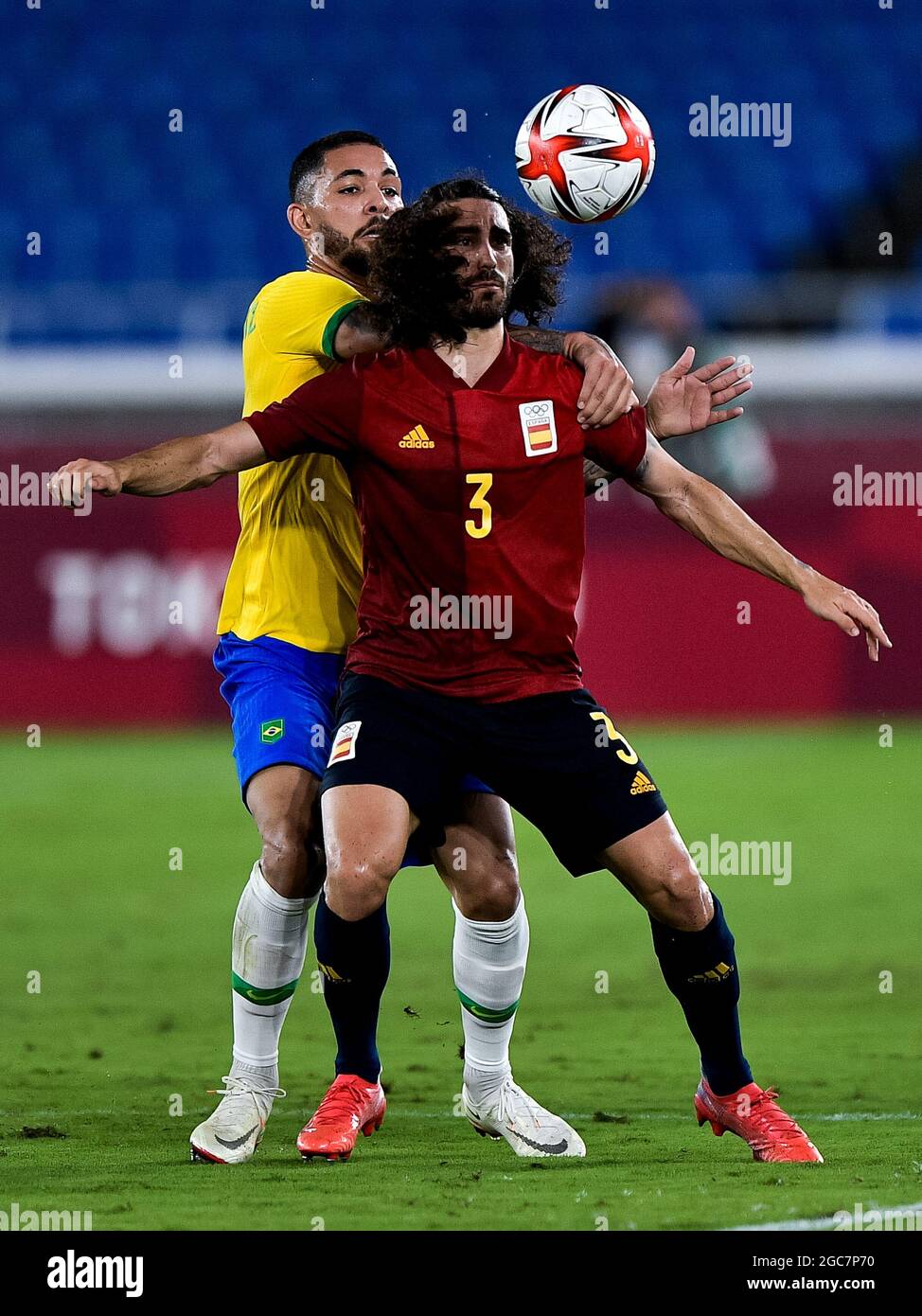 YOKOHAMA, GIAPPONE - 7 AGOSTO: Douglas Luiz del Brasile e Cucurella di Spagna durante il torneo olimpico di calcio maschile di Tokyo 2020 Medaglia d'oro tra Brasile e Spagna allo stadio internazionale Yokohama il 7 agosto 2021 a Yokohama, Giappone (Foto di Pablo Morano/Orange Pictures) Foto Stock