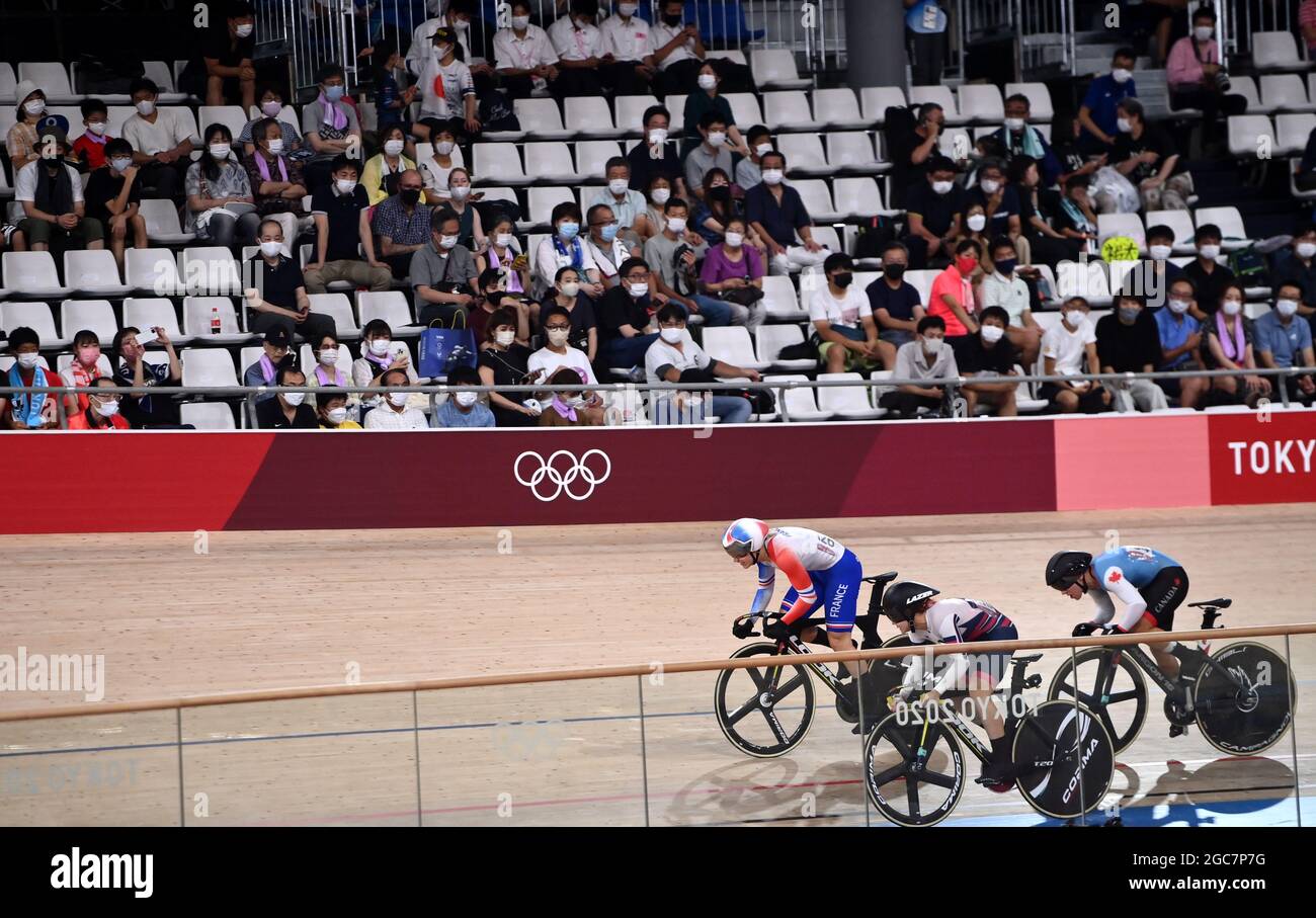 Izu, Giappone. 7 agosto 2021. I ciclisti gareggiano durante la gara di sprint femminile della pista ciclabile ai Giochi Olimpici di Tokyo 2020, a Izu, Giappone, 7 agosto 2021. Credit: Zhang Hongxiang/Xinhua/Alamy Live News Foto Stock