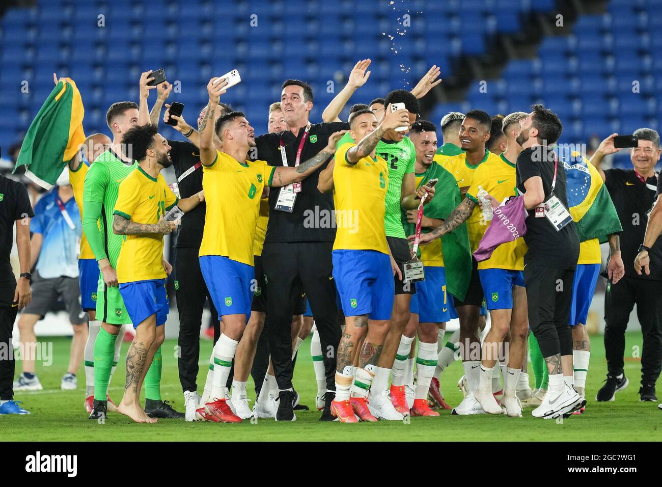 Yokohama, Giappone. 07 agosto 2021. I giocatori di Brazi celebrano la loro vittoria della medaglia d'oro durante il torneo olimpico di calcio maschile di Tokyo 2020, che si dispute tra Brasile e Spagna allo stadio internazionale Yokohama di Yokohama, Giappone. Credit: SPP Sport Press Photo. /Alamy Live News Foto Stock