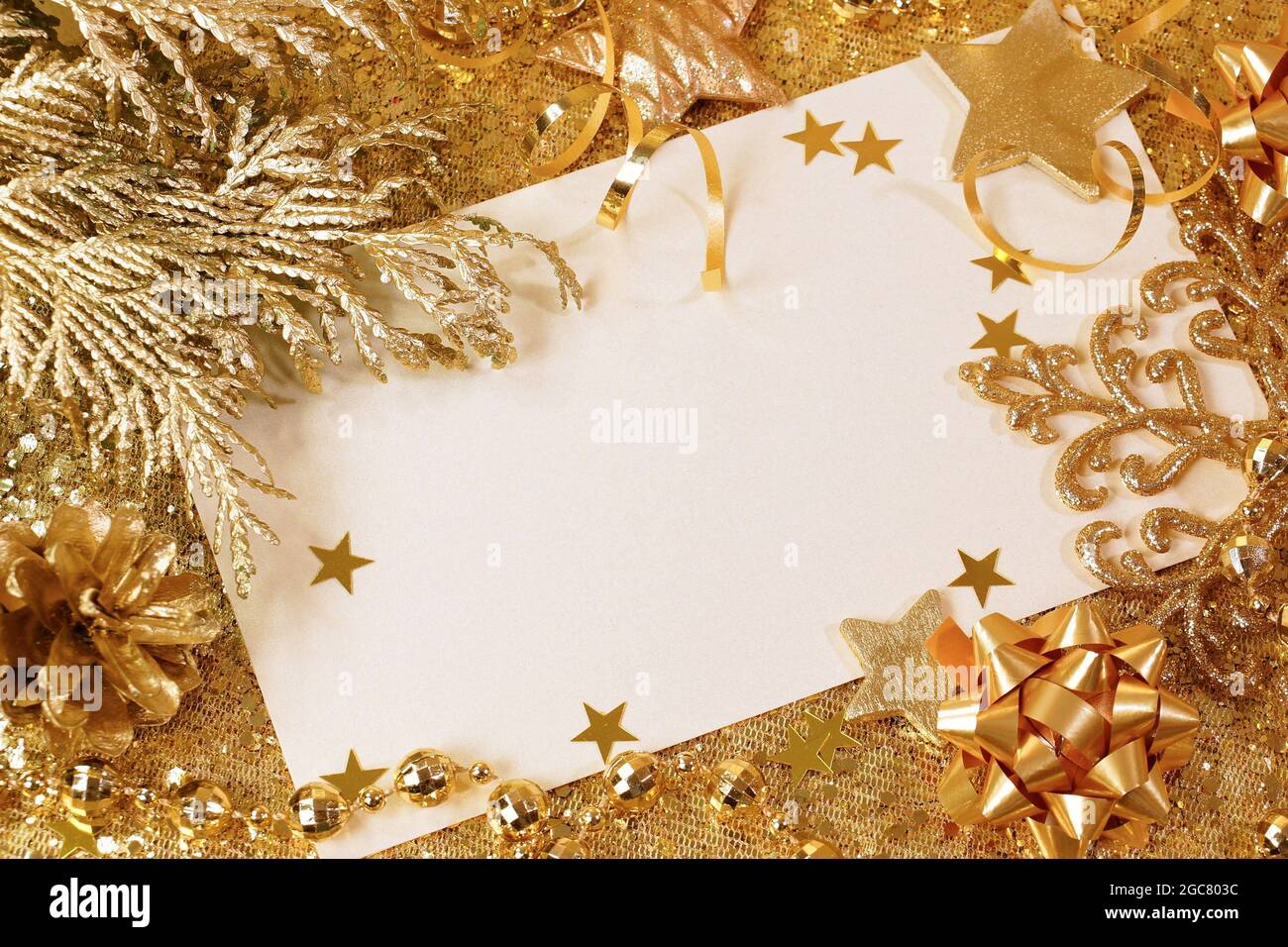 Carta di Capodanno incorniciata con oro Tinsel e decorazioni albero di Natale. Posiziona per il testo Foto Stock