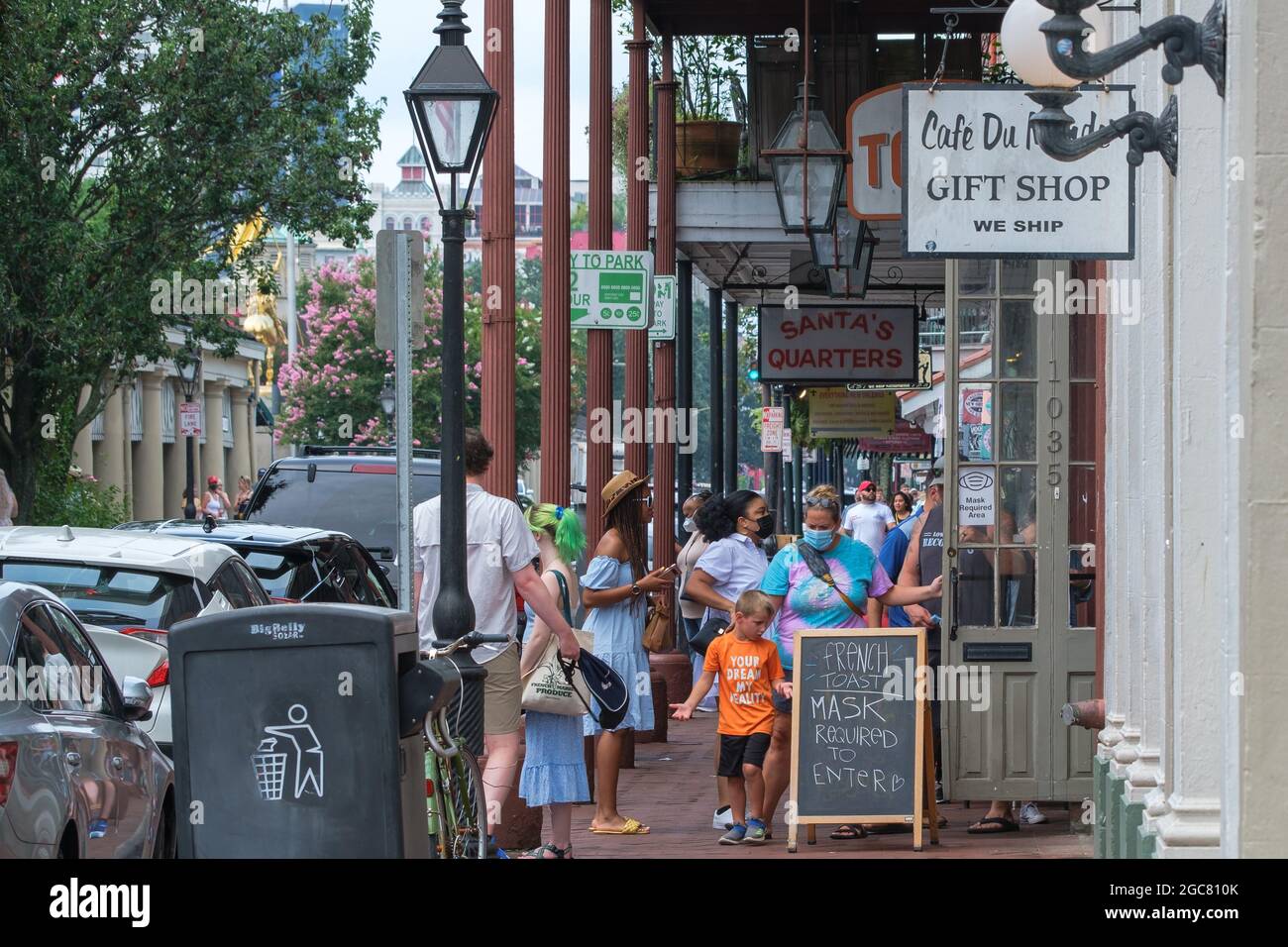 NEW ORLEANS, LA, USA - 31 LUGLIO 2021: Turisti in Decatur Street nel quartiere francese durante la "pandemia non vaccinata". Foto Stock