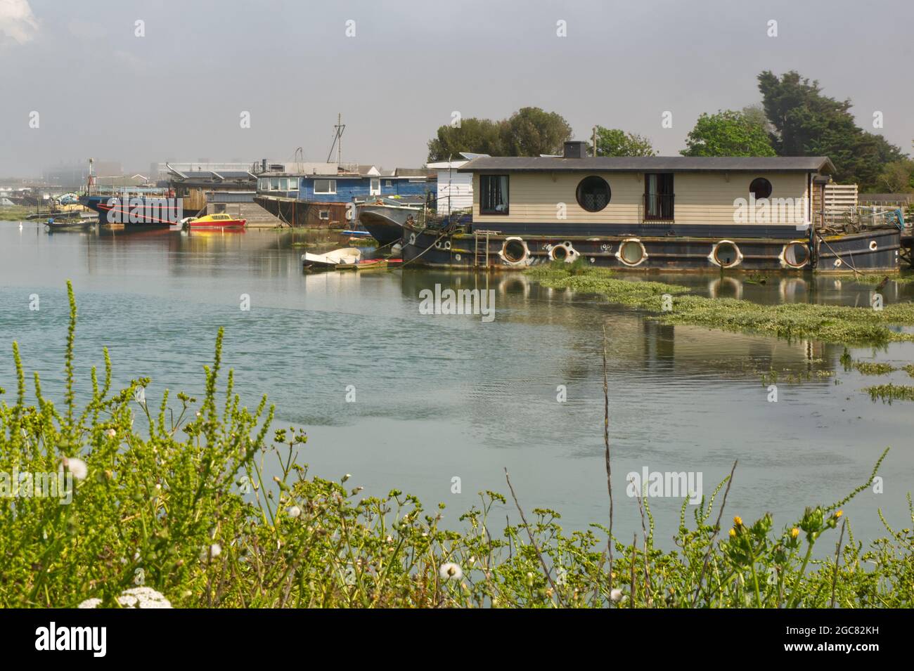 Casa gallegante ormeggiate sul fiume Adur a Shoreham, West Sussex, Inghilterra Foto Stock