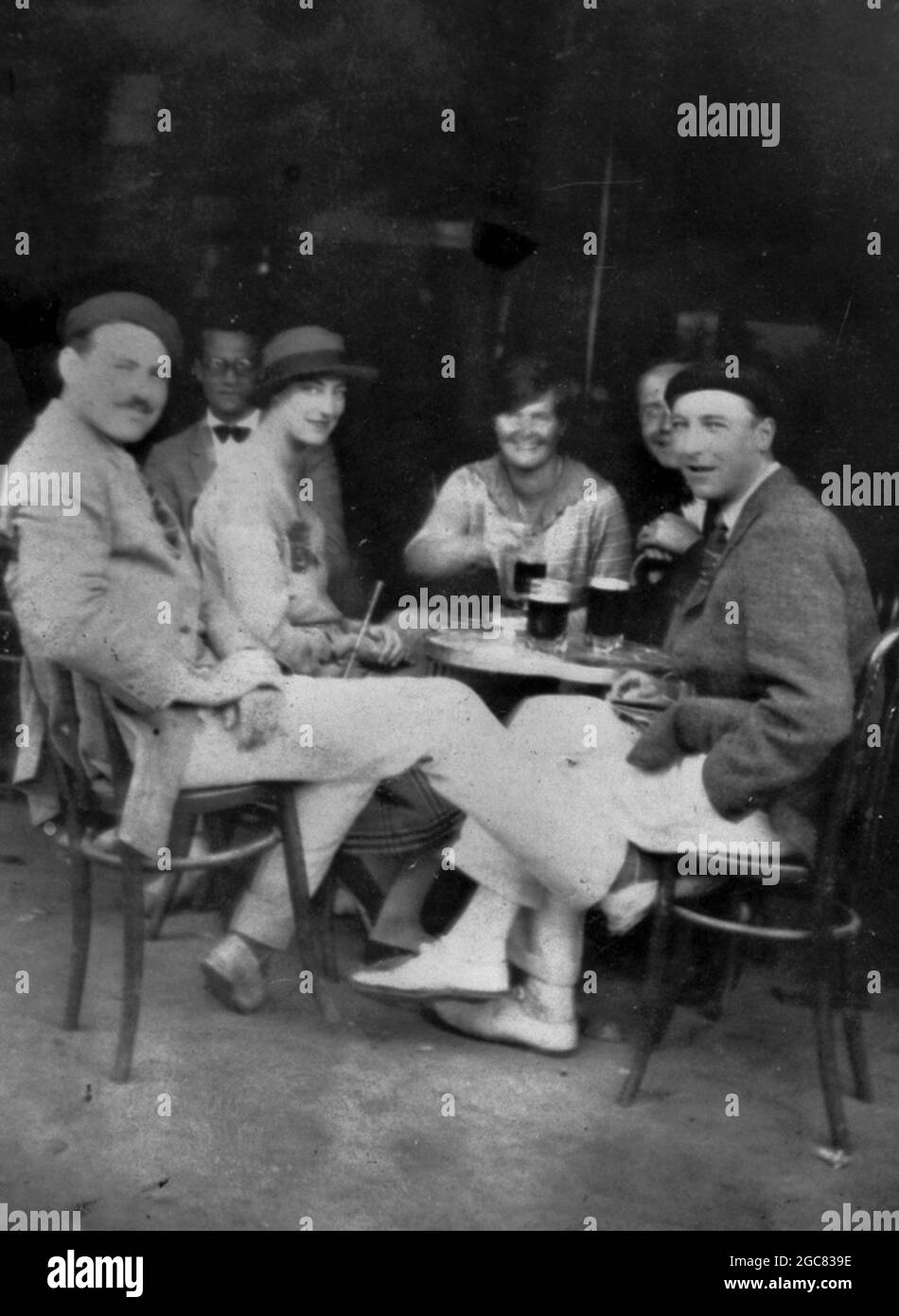 PAMPLONA, SPAGNA - Luglio 1925 - Ernest Hemingway con Lady Duff Twysden, Hadley Hemingway, e tre persone non identificate in un bar a Pamplona, Spagna, d Foto Stock