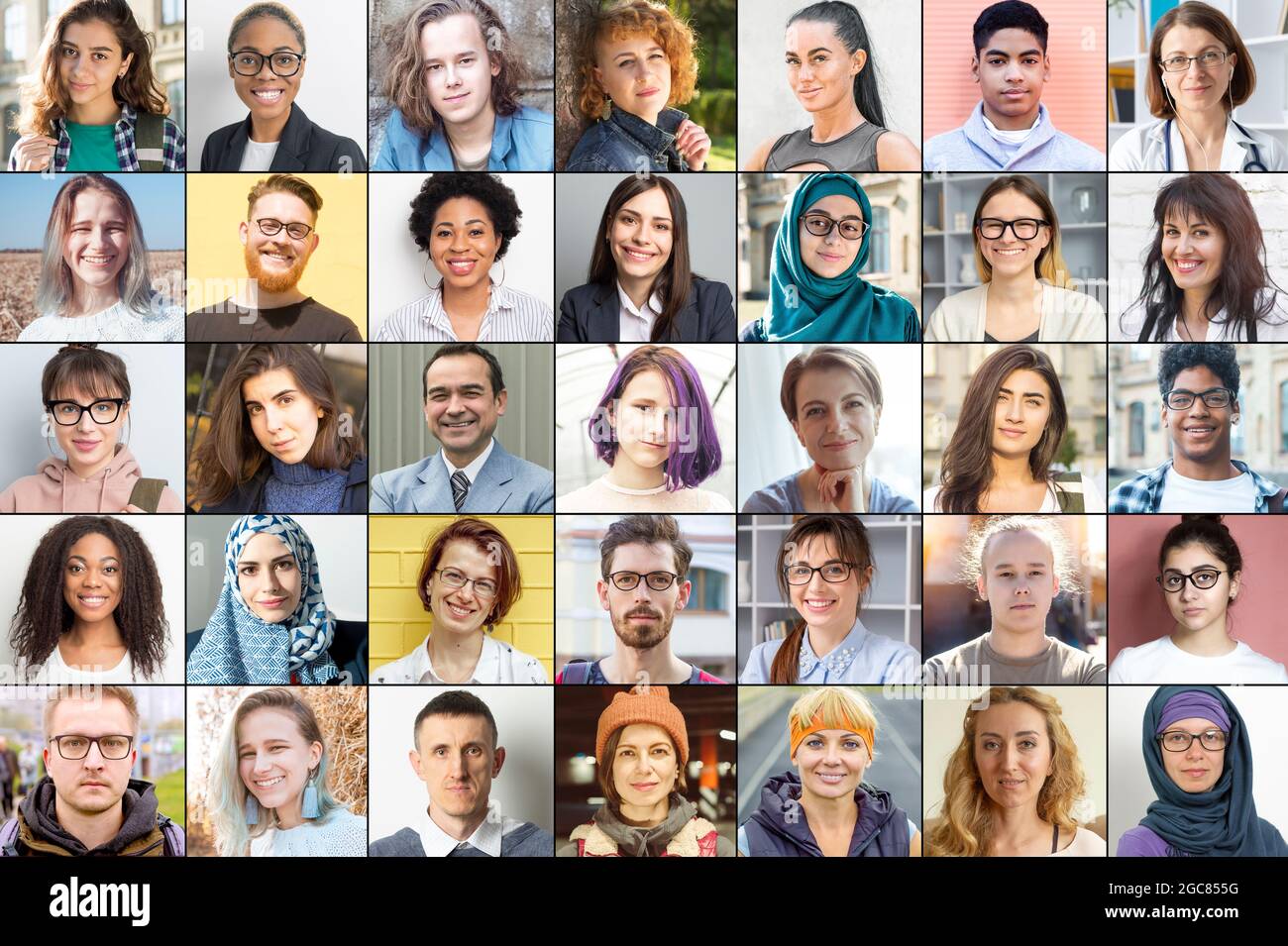 Molte persone diverse. Ritratti a mosaico di persone etniche multinazionali. Un sacco di esseri umani diversi. Foto Stock