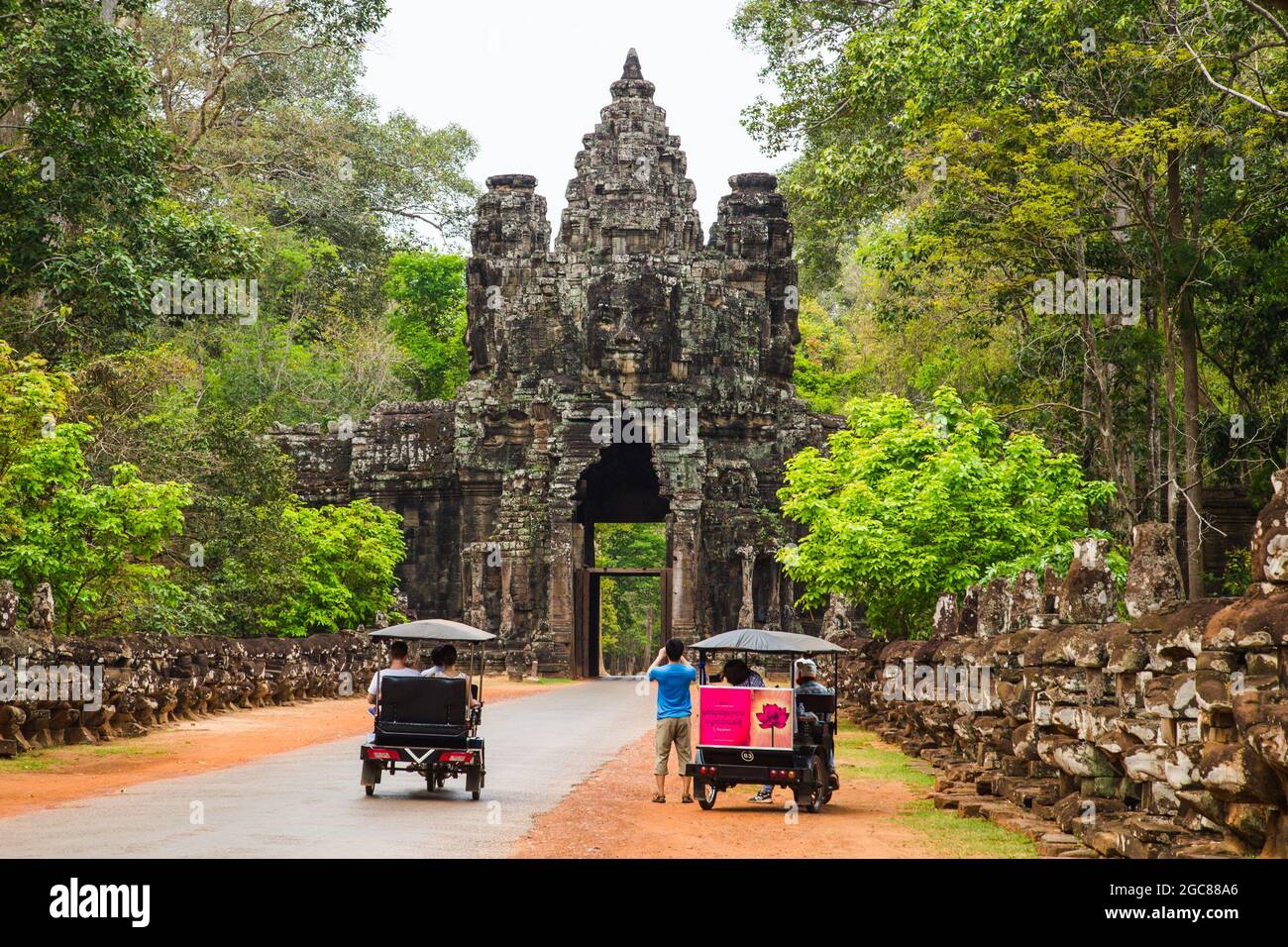 ANGKOR THOM, CAMBOGIA - 29 MARZO 2017: Porta della vittoria in Cambogia vicino a Siem Reap. Foto Stock