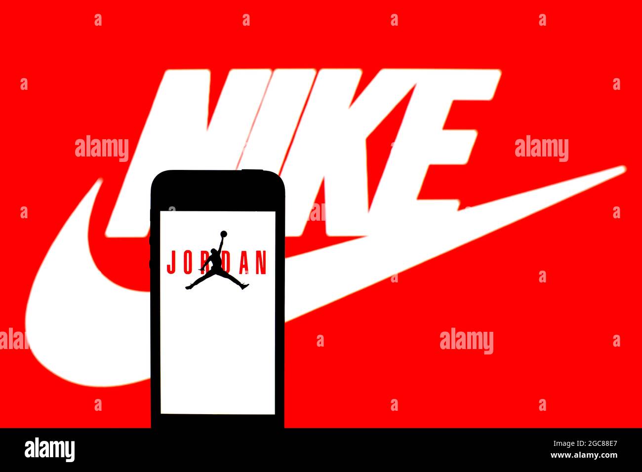 Barcellona, Catalogna, Spagna. 6 agosto 2021. In questa illustrazione  fotografica, un logo Air Jordan viene visualizzato su uno smartphone con il  logo Nike, Inc sullo sfondo. (Credit Image: © Thiago Prudencio/DAX via