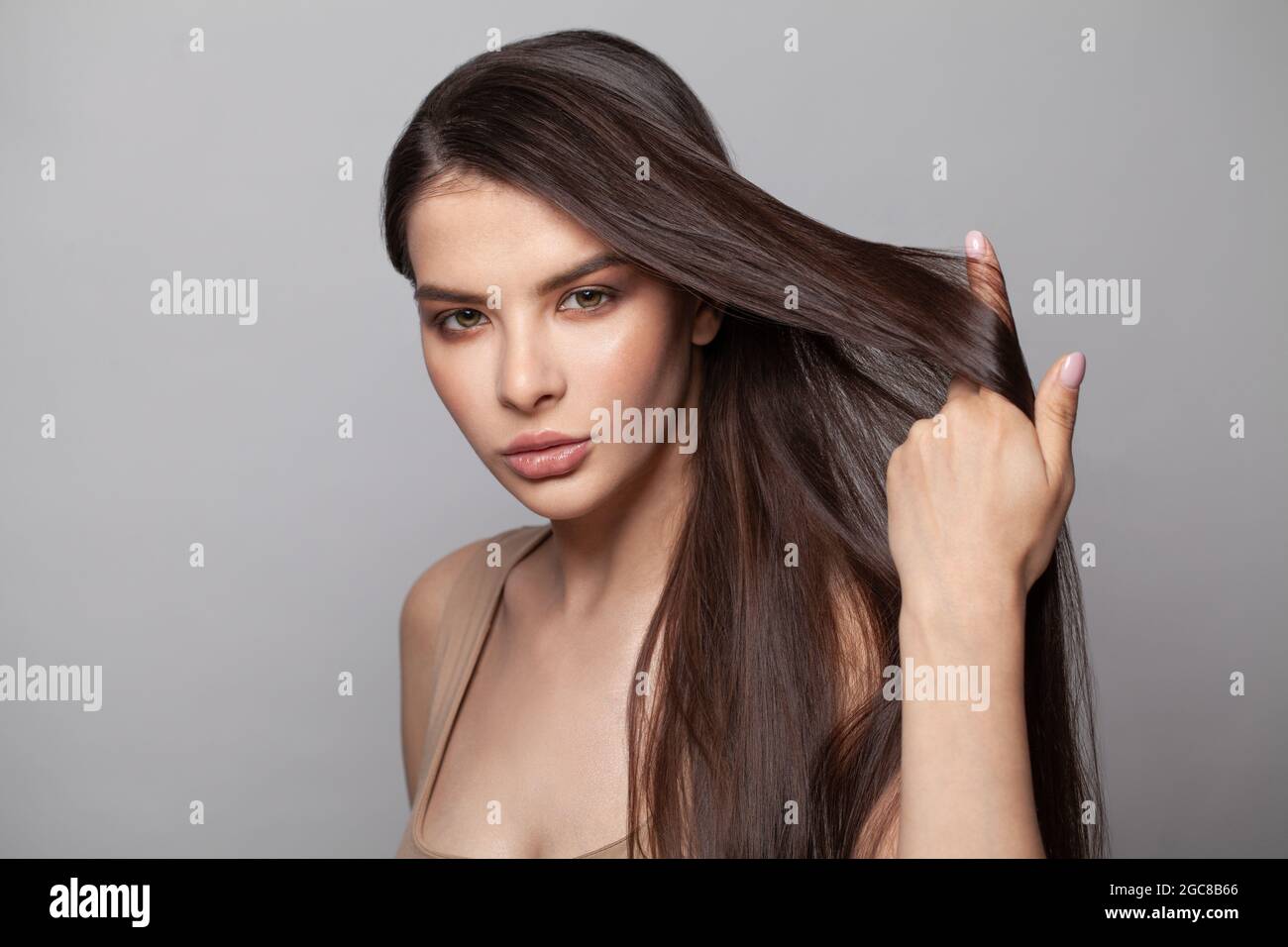 Primo piano ritratto di giovane sana bella donna meravigliosa con capelli lisci lisci e lucidi lunghi Foto Stock