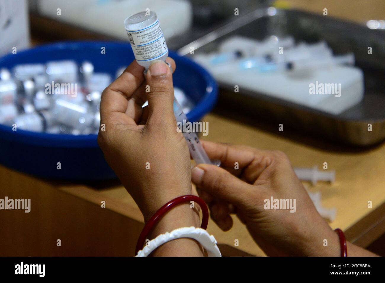 Un operatore sanitario si prepara ad inoculare con una dose del vaccino moderna COVID19 durante una campagna di vaccinazione di massa presso il centro di vaccinazione degli shamoli a Dhaka, Bangladesh, il 7 agosto 2021. Secondo la direzione Generale dei servizi sanitari del Bangladesh (DGHS), il programma nazionale di vaccinazione di massa inizia con la sua campagna di vaccinazione volta ad iniettare 3.5 milioni di persone in sei giorni. Il Bangladesh ha registrato quasi 1.31 milioni di infezioni da coronavirus e 21,638 decessi dall'inizio della pandemia. Foto Stock