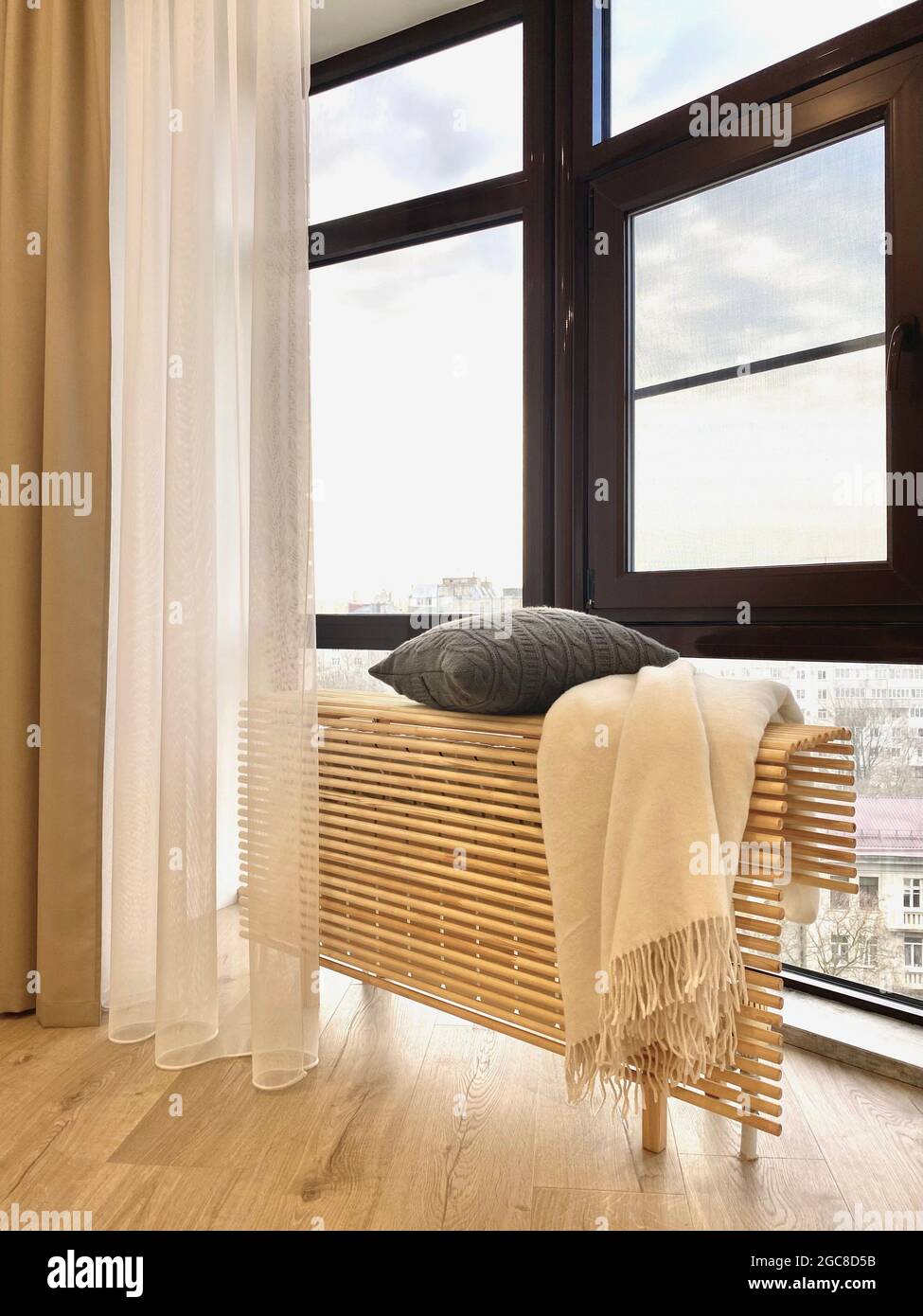 Copertura in legno per radiatore in appartamento moderno Foto Stock