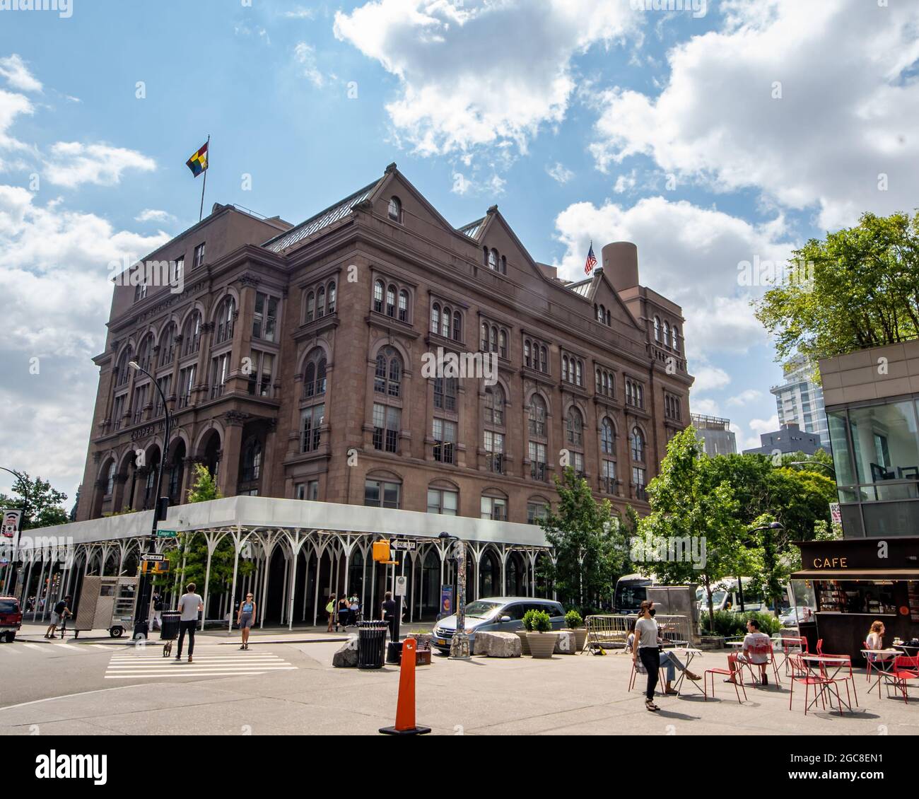 New York, NY - USA - 30 luglio 2021: Vista orizzontale del Cooper Union's Foundation Building, a Cooper Square e Astor Place Foto Stock