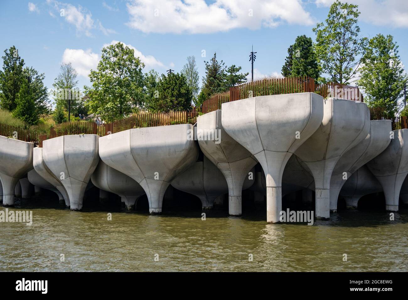 New York, NY - USA - 30 luglio 2011: Primo piano vista orizzontale di Little Island al molo 55. Un parco artificiale dell'isola nel fiume Hudson ad ovest di Manhatt Foto Stock