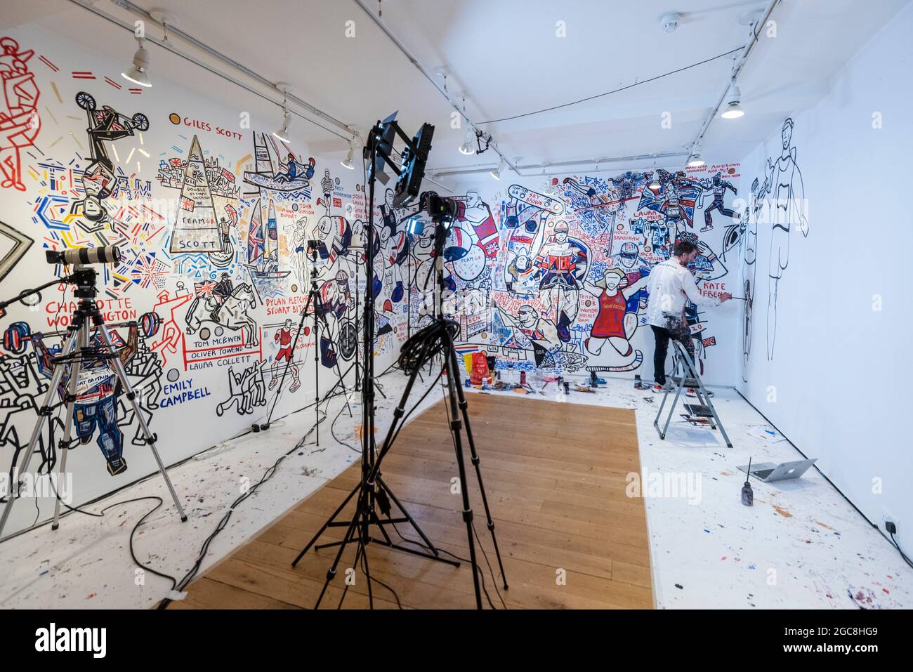 Londra, Regno Unito. 7 agosto 2021. Ben Mosley, un pittore espressionista e d'azione, lavora al suo murale da parete incentrato sul successo degli atleti del Team Gran Bretagna (GB) alle Olimpiadi di Tokyo 2020. Basato al pop-up Team GB Studio di Carnaby Street, aggiorna il suo murale quotidiano con i successi degli atleti. Gli eventi dell'ultimo giorno e la cerimonia di chiusura sono i lavori rimasti. Team GB è diventato il primo ad adottare gettoni non fungibili (NFT) con i risultati precedenti degli atleti, che possono essere acquistati attraverso un negozio dedicato. Credit: Stephen Chung / Alamy Live News Foto Stock