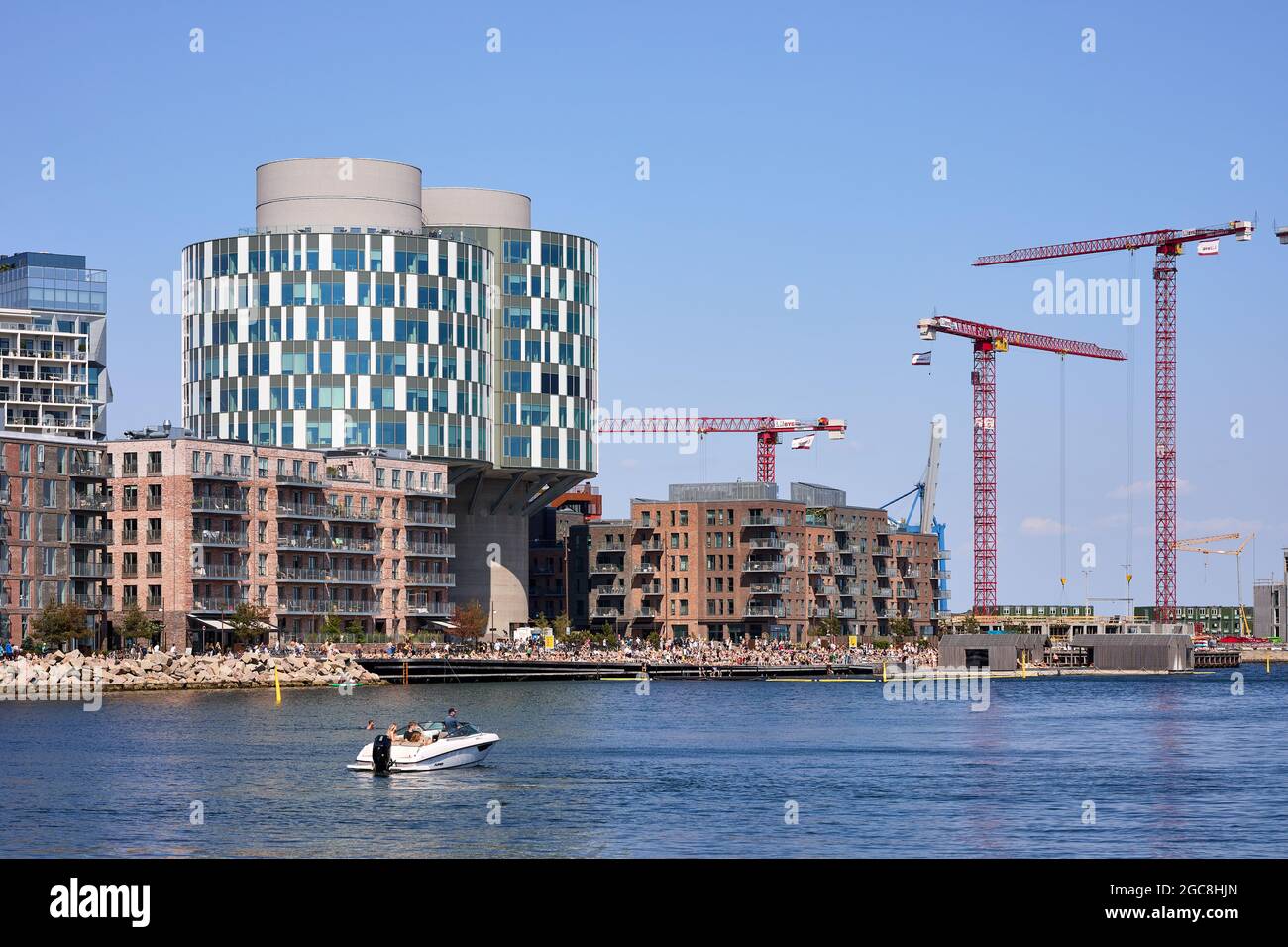 Persone a Sandkaj lungo Nordhavn Bassin, estate; Copenaghen, Danimarca Foto Stock