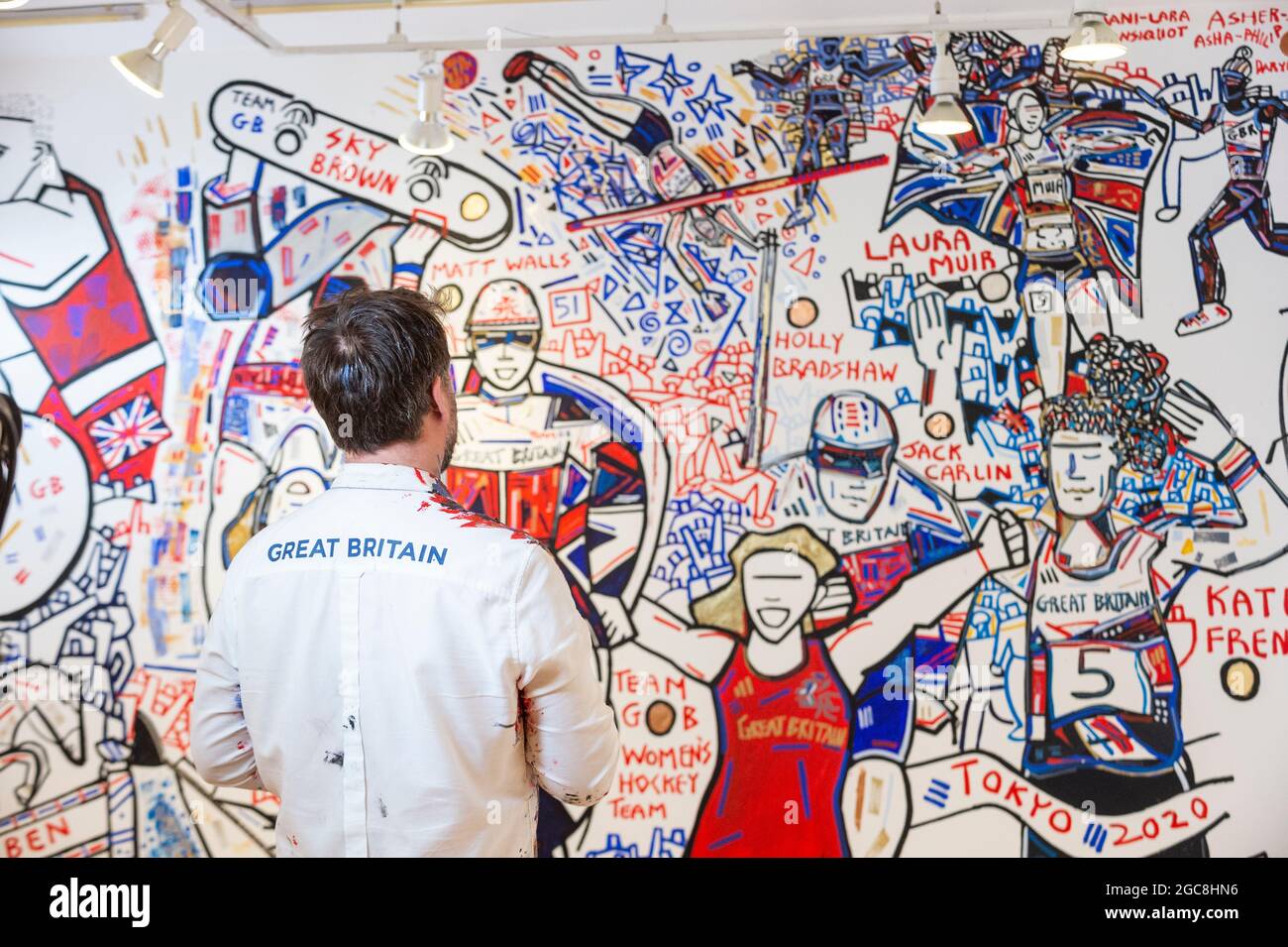 Londra, Regno Unito. 7 agosto 2021. Ben Mosley, un pittore espressionista e d'azione, lavora al suo murale da parete incentrato sul successo degli atleti del Team Gran Bretagna (GB) alle Olimpiadi di Tokyo 2020. Basato al pop-up Team GB Studio di Carnaby Street, aggiorna il suo murale quotidiano con i successi degli atleti. Gli eventi dell'ultimo giorno e la cerimonia di chiusura sono i lavori rimasti. Team GB è diventato il primo ad adottare gettoni non fungibili (NFT) con i risultati precedenti degli atleti, che possono essere acquistati attraverso un negozio dedicato. Credit: Stephen Chung / Alamy Live News Foto Stock