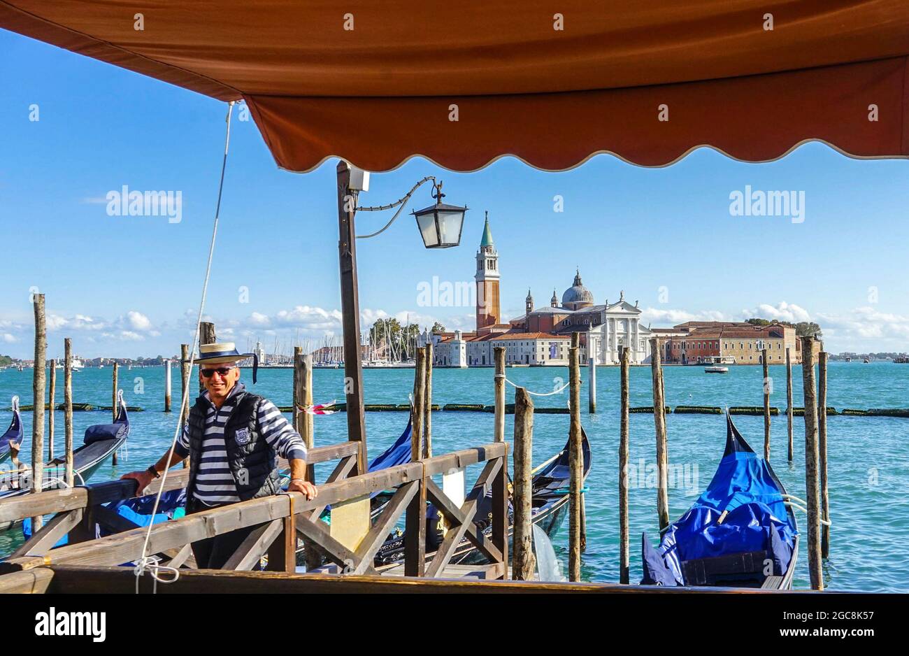 Venedig, Gondoliere am Markusplatz Foto Stock