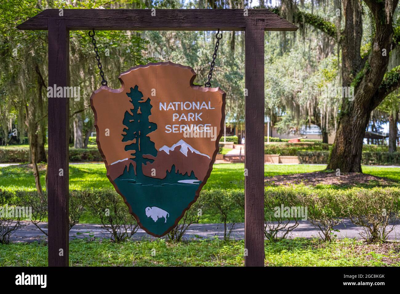 Segnale di servizio del Parco Nazionale presso il Centro visitatori della Riserva storica ed ecologica di Timucuan al Fort Caroline National Memorial a Jacksonville, Florida. Foto Stock