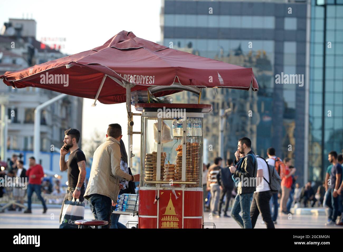 Istanbul, Turchia. Venditore Simit a Piazza Taksim Foto Stock