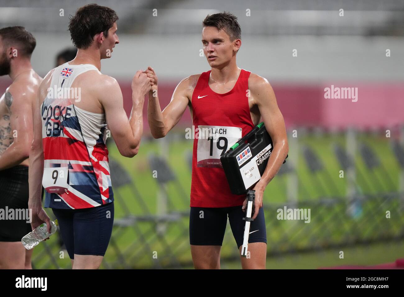 Gli atleti di L-R James Cooke dalla Gran Bretagna e Martin Vlach dalla Repubblica Ceca frequentano la parte di tiro a laser del pentathlon moderno degli uomini durante il Foto Stock