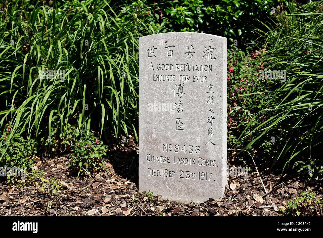 Cimitero militare della prima guerra mondiale a Étaples, con più di 11,500 tombe. Tomba del corpo del lavoro cinese, che si trova per soddisfare la tradizione di sepoltura cinese. Foto Stock