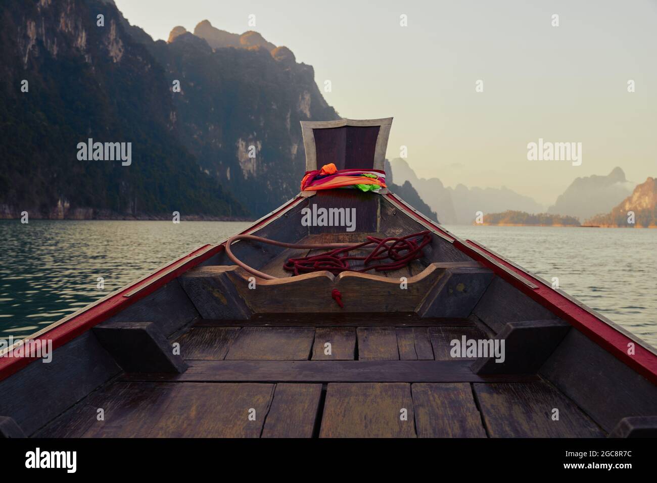 Battello passeggeri sul lago Cheow LAN nel Parco Nazionale di Khao Sok, Thailandia. Cartolina, poster, sfondo Foto Stock