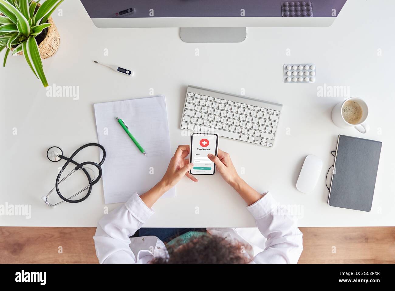 Vista dall'alto di una scrivania di una dottoressa Foto Stock