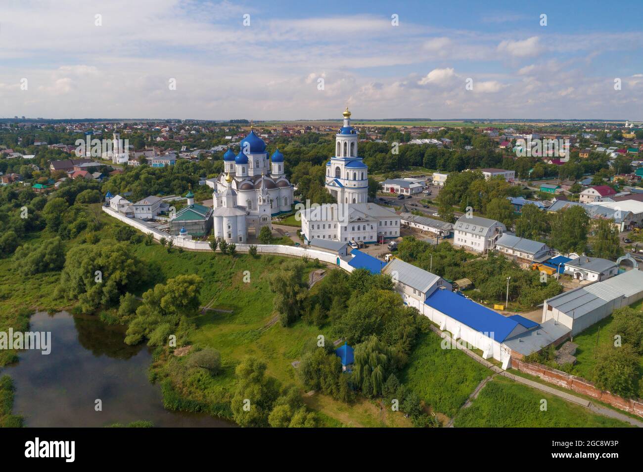 Vista dell'antico monastero Santo Bogolyubsky in un giorno soleggiato di agosto. Bogolyubovo. Regione di Vladimir, Russia Foto Stock