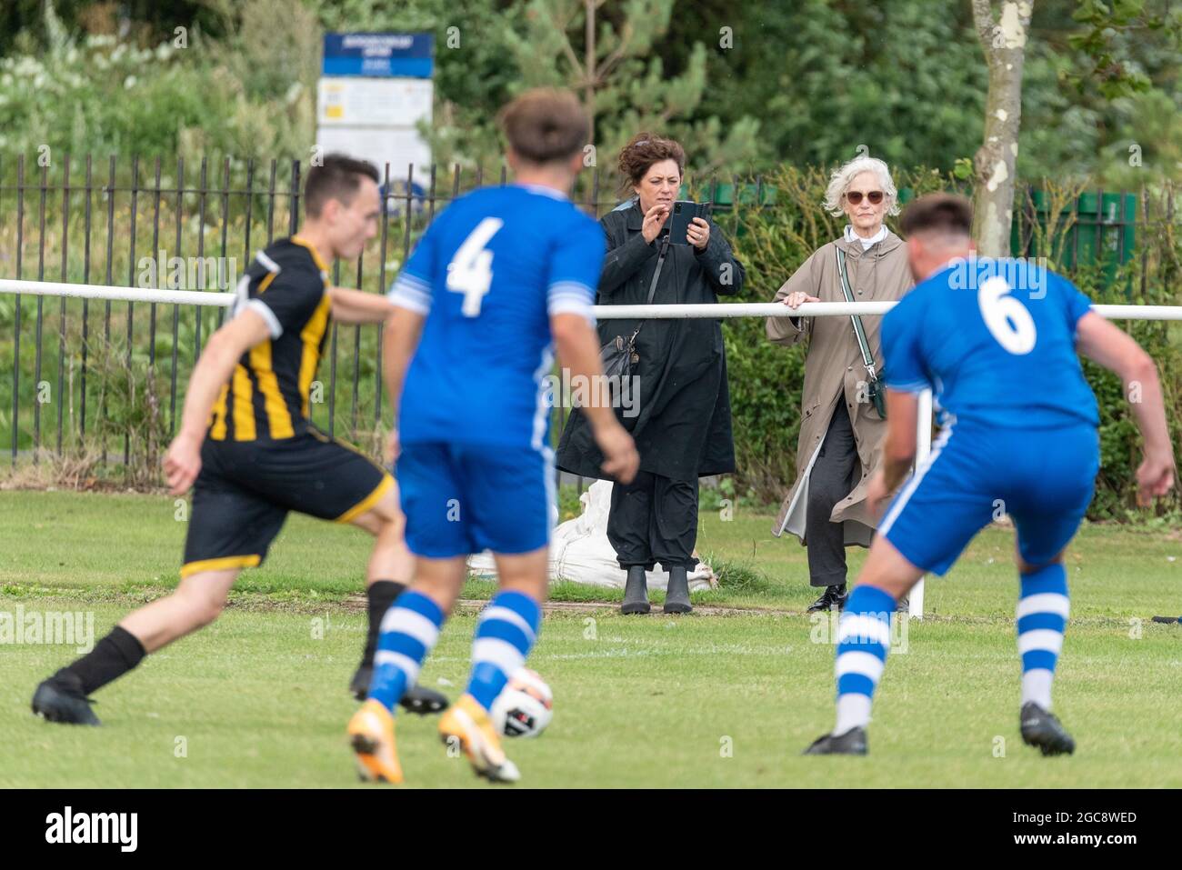 Southchurch Park, Southend on Sea, Essex, Regno Unito. 7 agosto 2021. Mentre il calcio con i tifosi in presenza inizia a seguire le restrizioni COVID-19, la fa Cup è iniziata in Inghilterra con i club non di campionato che partecipano al turno preliminare Extra. 637 squadre di livello inferiore hanno iniziato le loro campagne verso i sogni di giocare contro le squadre superiori. Southend Manor della Essex Senior League ha ospitato London Colney della South Midlands League. Una vittoria di 1-0 per Manor li vede viaggiare a Felixstowe & Walton Utd FC della Lega Isthmian nel prossimo turno. Donne che guardano Foto Stock