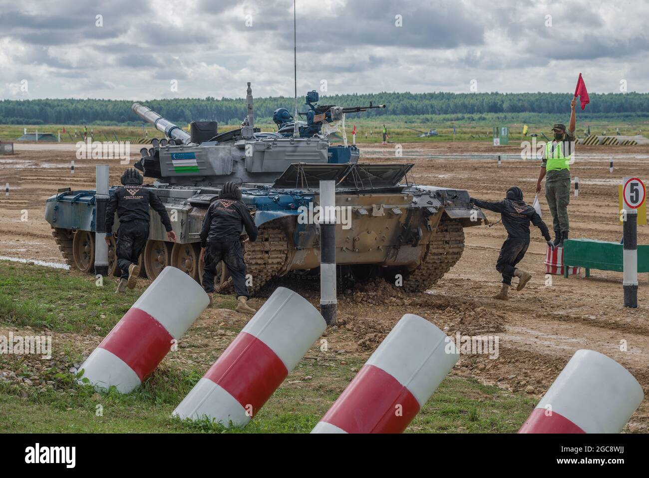 ALABINO, RUSSIA - 27 AGOSTO 2029: Carro armato e equipaggio della squadra uzbeka in una battuta di penalità. Frammento di biathlon di carro armato, Giochi dell'esercito internazionale Foto Stock