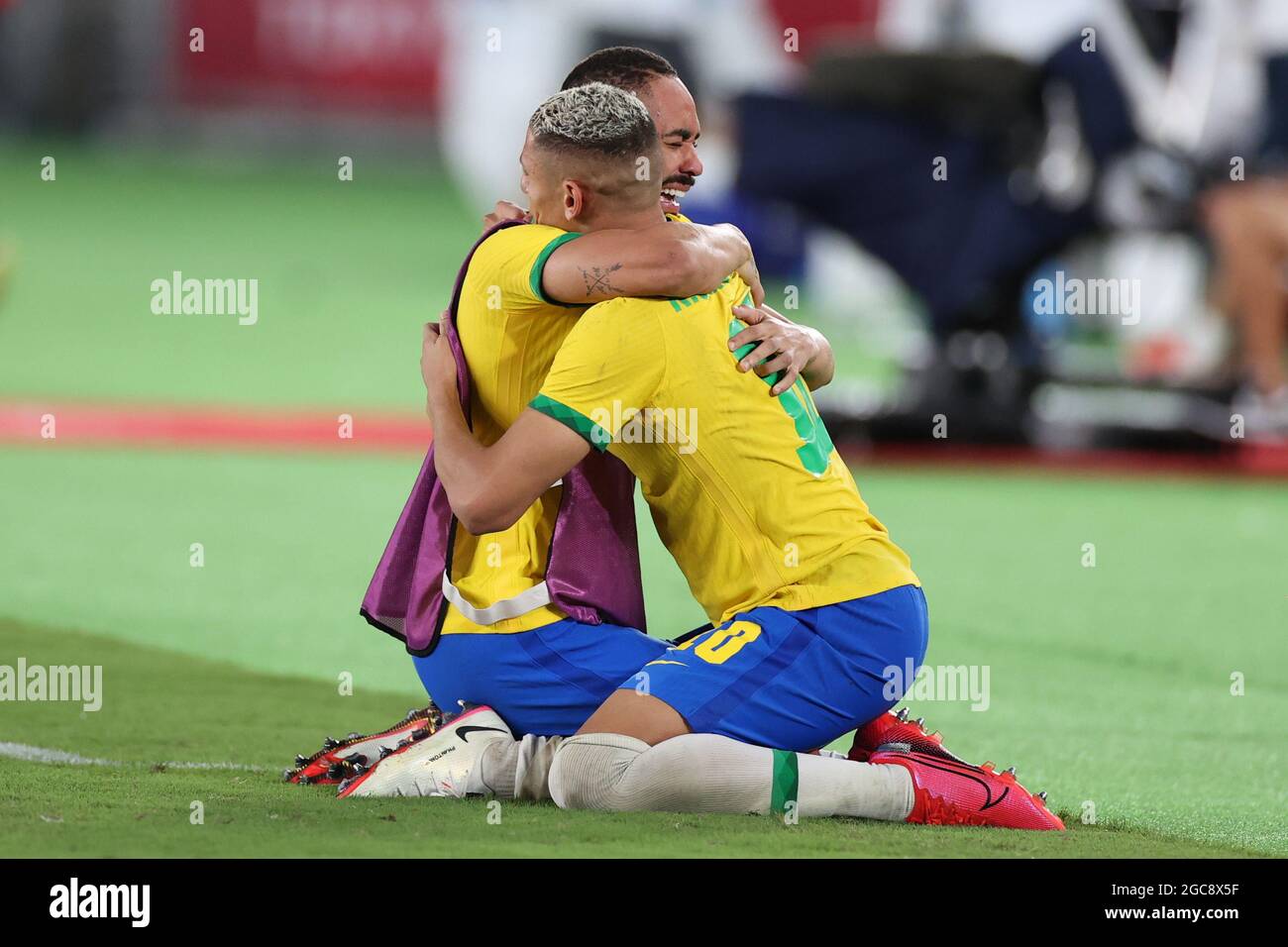 Yokohama, Giappone. 7 agosto 2021. Richarlison (R) del Brasile festeggia con il suo compagno di squadra Matheus Cunha dopo aver vinto la finale di calcio maschile tra Brasile e Spagna ai Giochi Olimpici di Tokyo 2020 a Yokohama, Giappone, 7 agosto 2021. Credit: Jia Haocheng/Xinhua/Alamy Live News Foto Stock