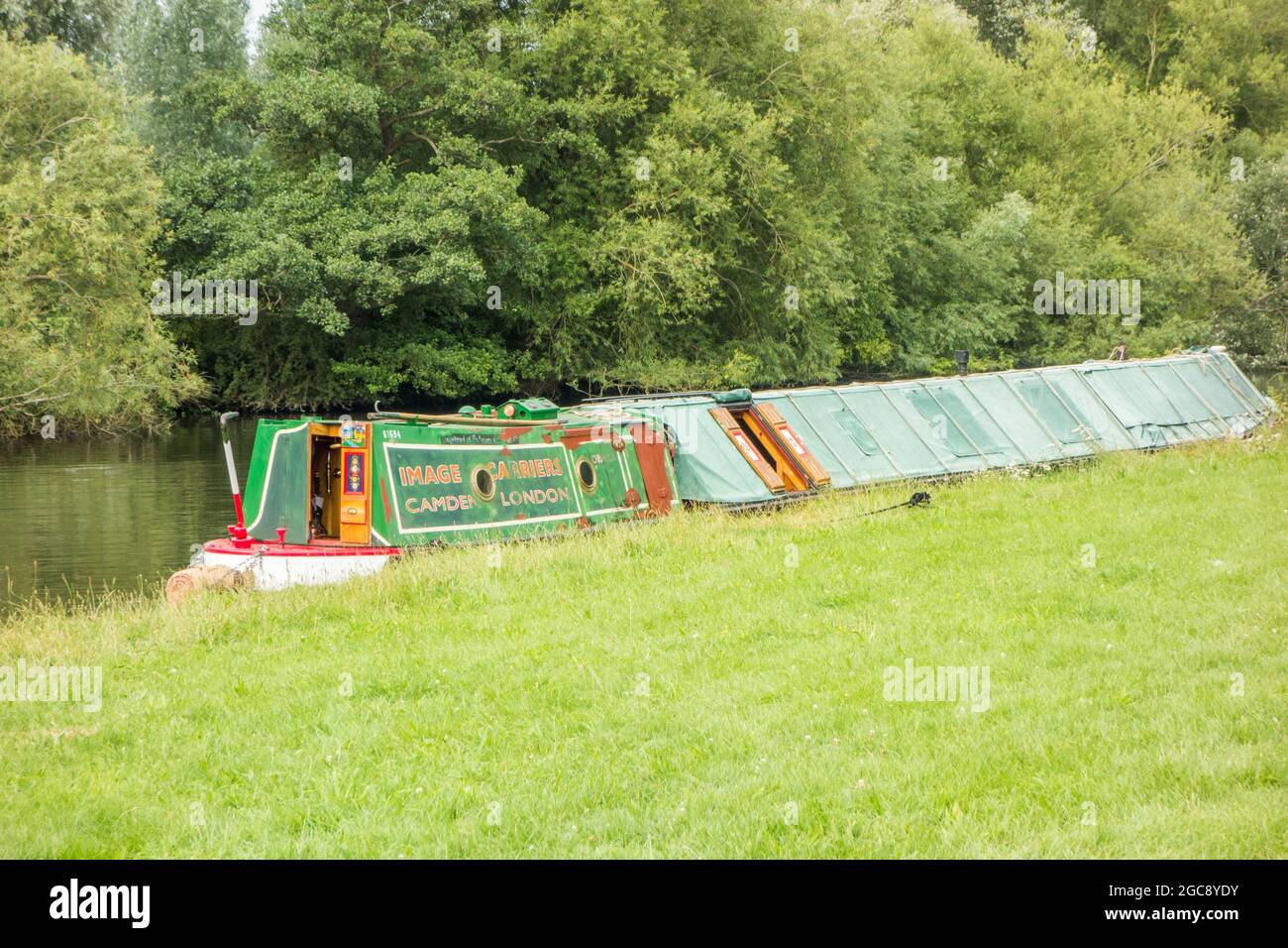 Uomo che ormeggia un battello sul canale sul fiume Tamigi ad Abingdon sul Thame Oxfordshire Foto Stock