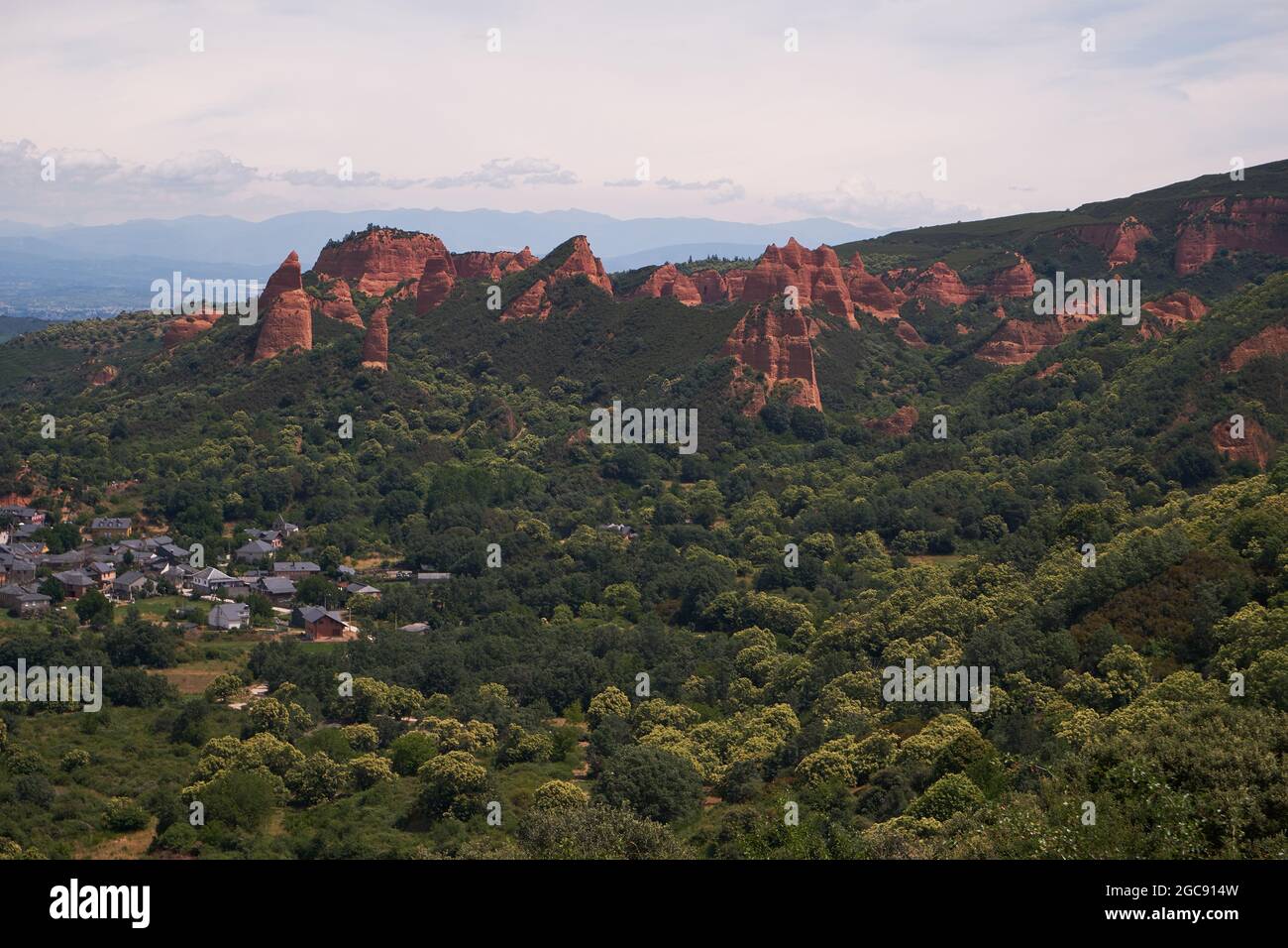 Vista panoramica - paesaggio spetacolare di Las Medulas - Patrimonio dell'Umanità dell'UNESCO, storico sito minerario dell'oro - il più grande open-pit dell'intero Impero Romano - El B Foto Stock