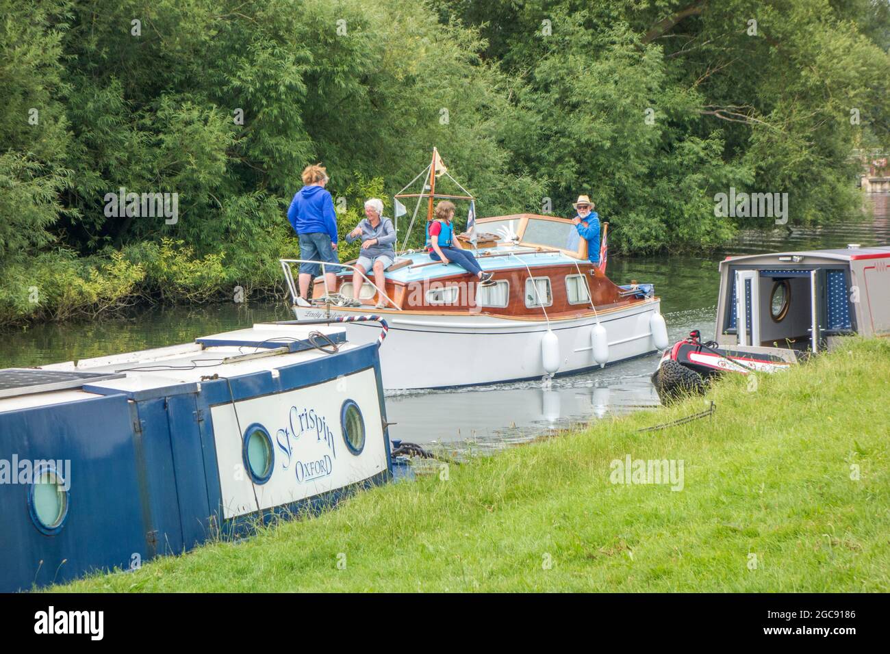 Persone che guidano una barca da diporto sul fiume Tamigi ad Abingdon sul Tamigi Oxfordshire Inghilterra Foto Stock